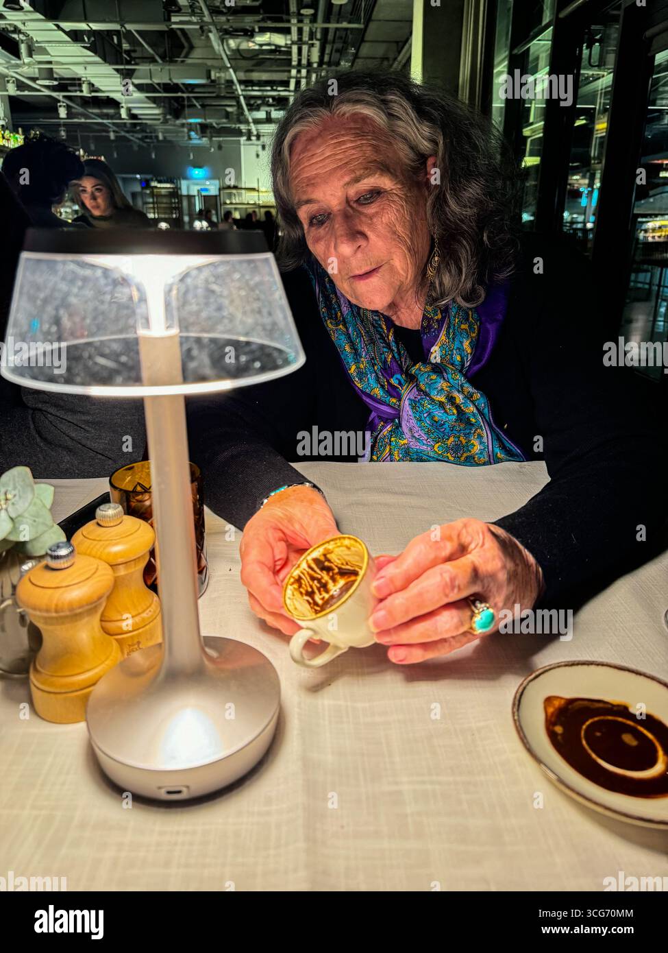 Istanbul, Turchia, Turkiye. Donna che legge la fortuna in un caffè turco. Foto Stock