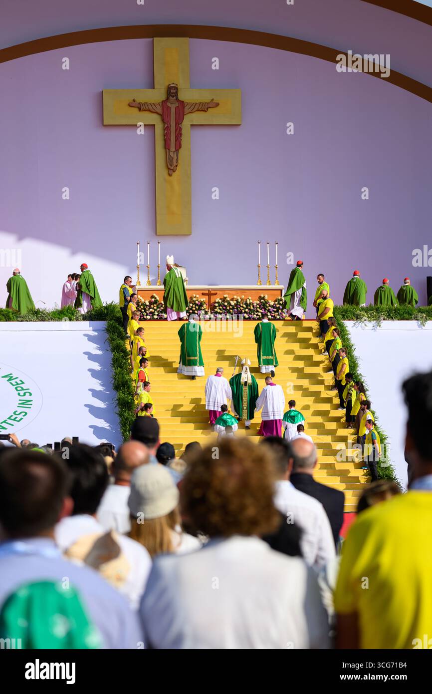 Papa Leone XIV sale i gradini per celebrare la Santa messa di chiusura del Giubileo della Gioventù a Roma. Foto Stock