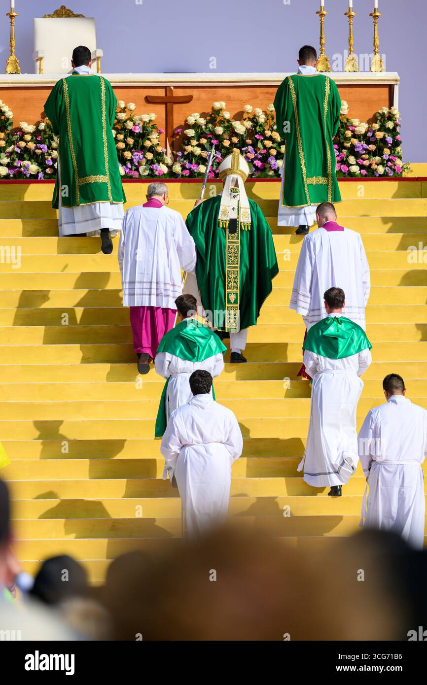 Papa Leone XIV sale i gradini per celebrare la Santa messa di chiusura del Giubileo della Gioventù a Roma. Foto Stock