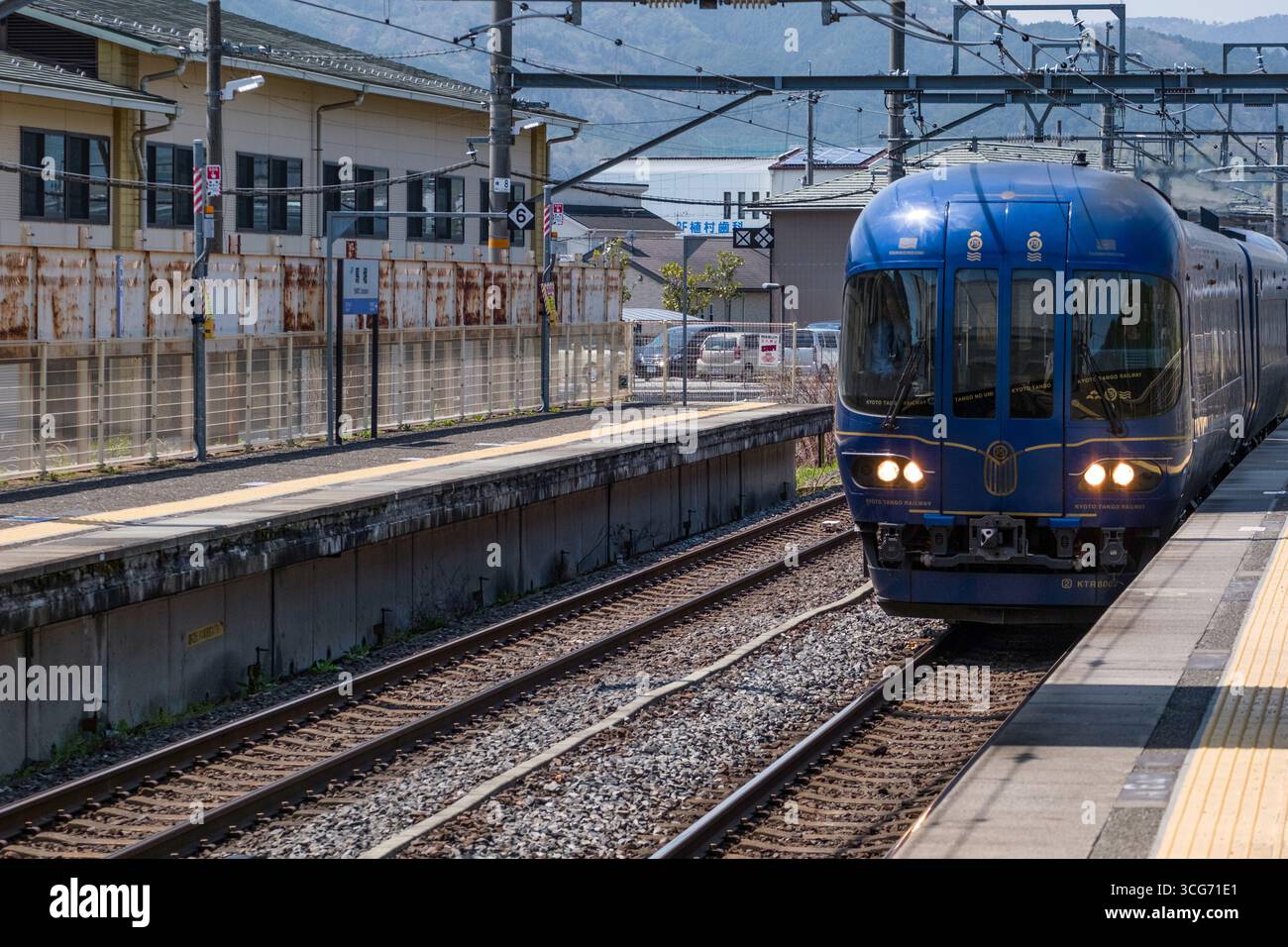 Kyoto Tango Railway Limited Express KTR8000 treno alla stazione di Umahori, Kameoka, Kyoto, Kansai, Honshu, Giappone Foto Stock