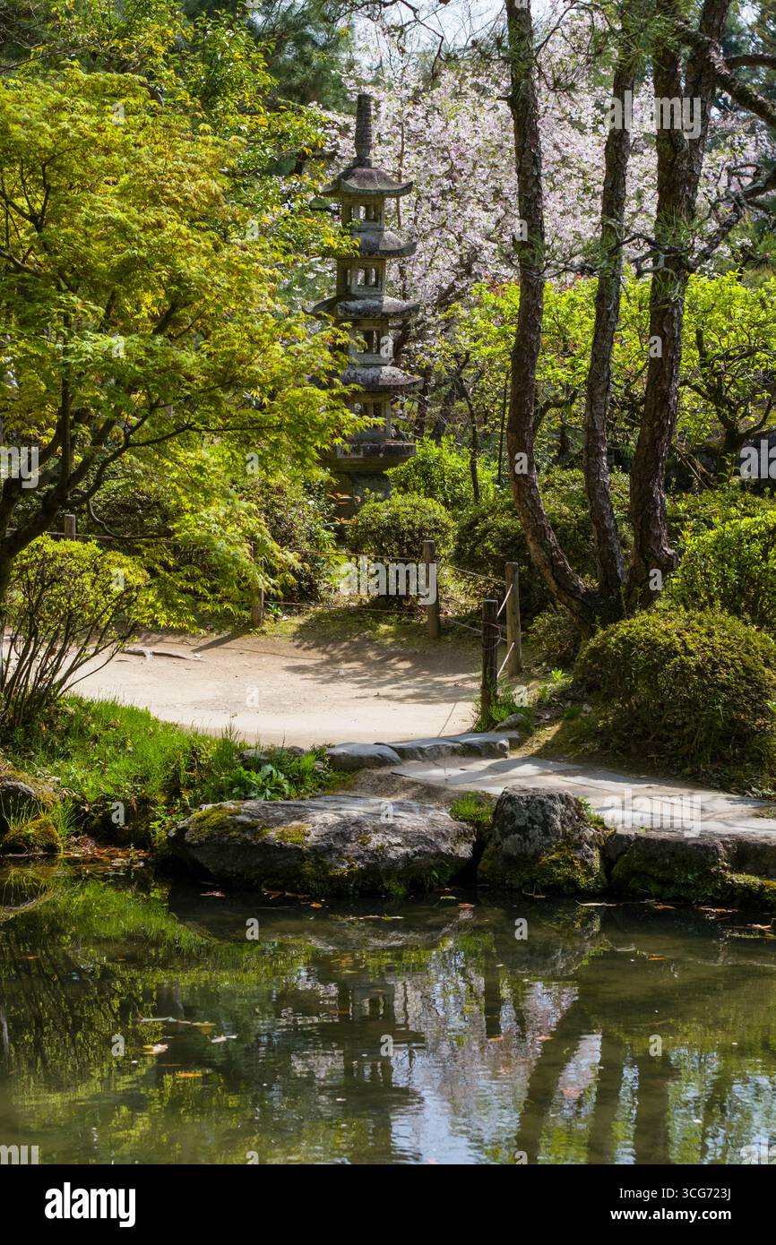 Piccola pagoda in pietra nel giardino del santuario Heian, Sakyo Ward, Kyoto, Kansai, Honshu, Giappone Foto Stock