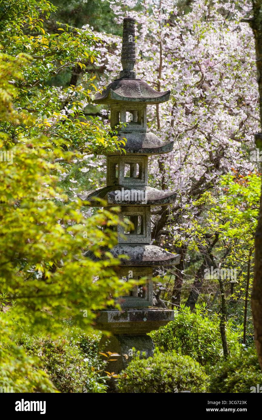 Piccola pagoda in pietra nel giardino del santuario Heian, Sakyo Ward, Kyoto, Kansai, Honshu, Giappone Foto Stock