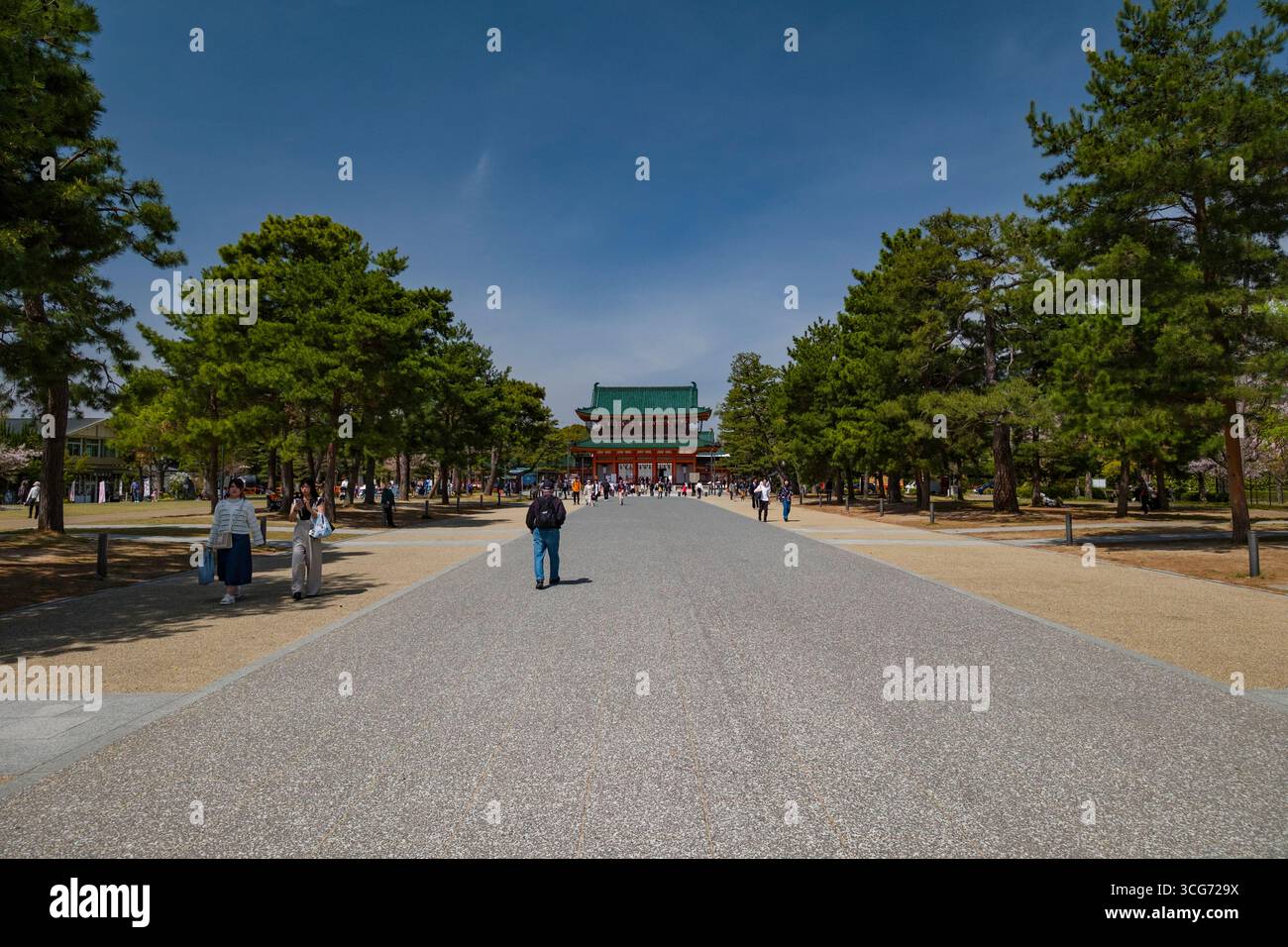 Persone che camminano su Jingumichi Dori Avenue verso Heian Jingu Outemmon Gate, Okazaki Park, Okazaki Saishojicho, Sakyo Ward, Kyoto, Kansai, Honshu, Japa Foto Stock