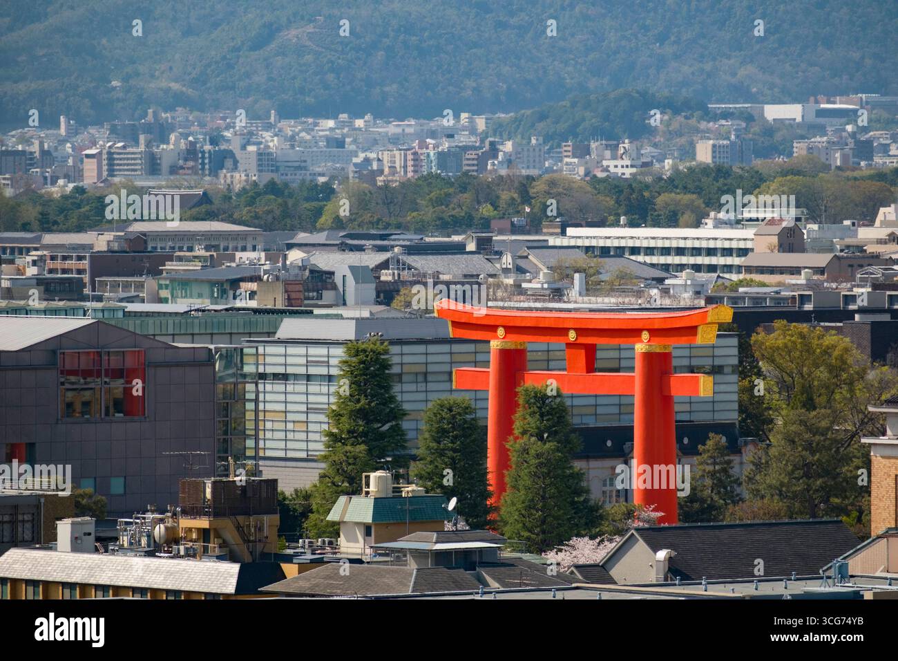 Vista aerea del santuario Heian-Jingu Grand Torii, Sakyo, Kyoto, Kansai, Honshu, Giappone Foto Stock