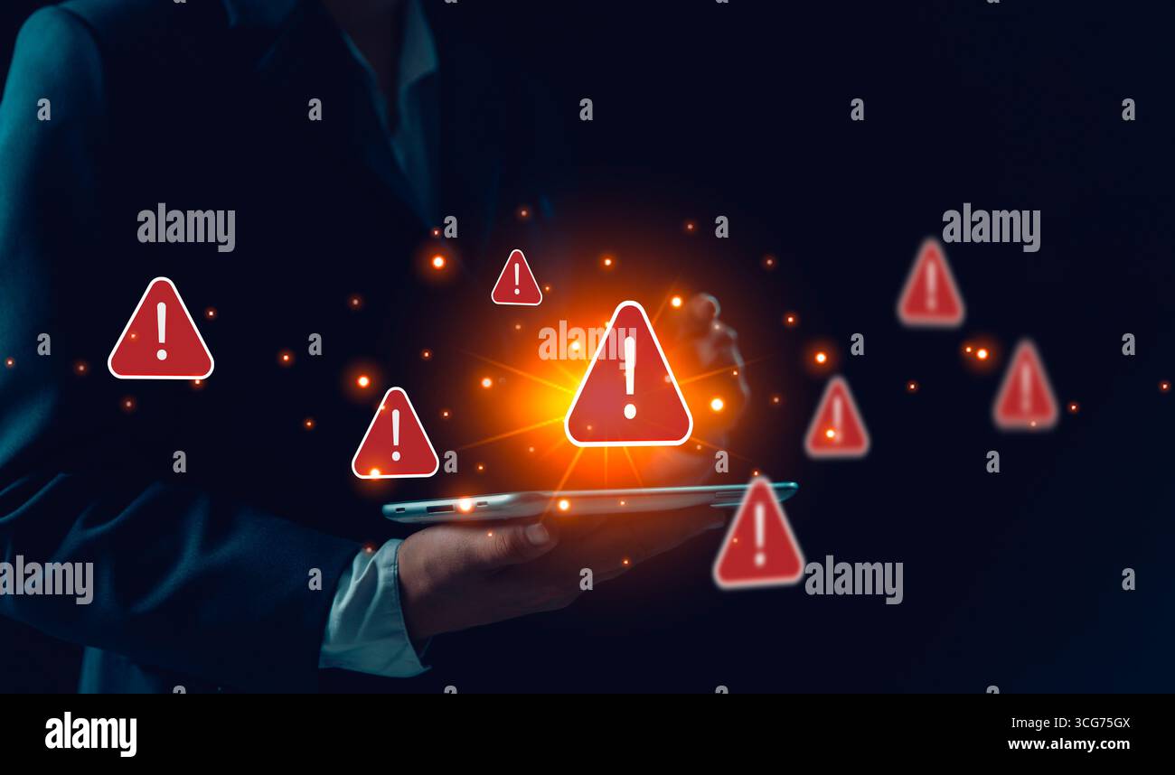 La persona che utilizza il telefono e il computer portatile viene mostrata online con segnali di avvertimento rossi che indicano potenziali minacce alla sicurezza. Tecnologia di sicurezza informatica, avviso di sistema o Foto Stock