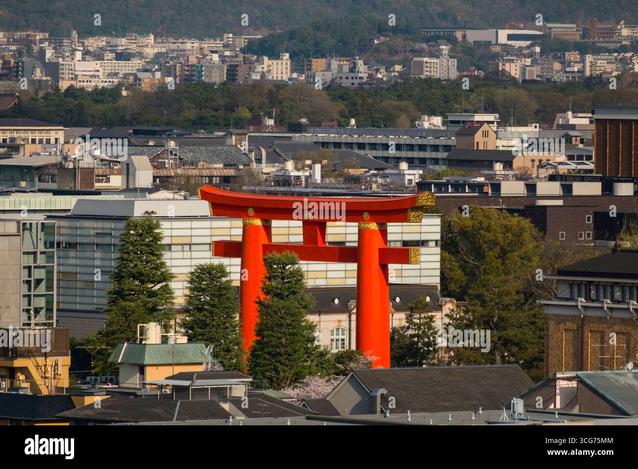 Guardando a nord verso il grande Santuario Heian-Jingu Grand Torii e il Sakyo Ward dall'hotel Westin Miyako Kyoto, Higashiyama, Kyoto, Giappone Foto Stock