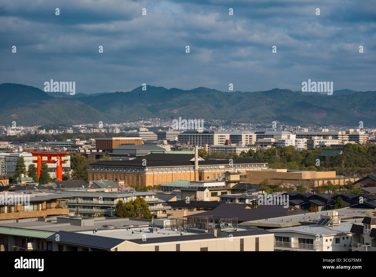 Guardando a nord verso il grande Santuario Heian-Jingu Grand Torii e il Sakyo Ward dall'hotel Westin Miyako Kyoto, Higashiyama, Kyoto, Giappone Foto Stock