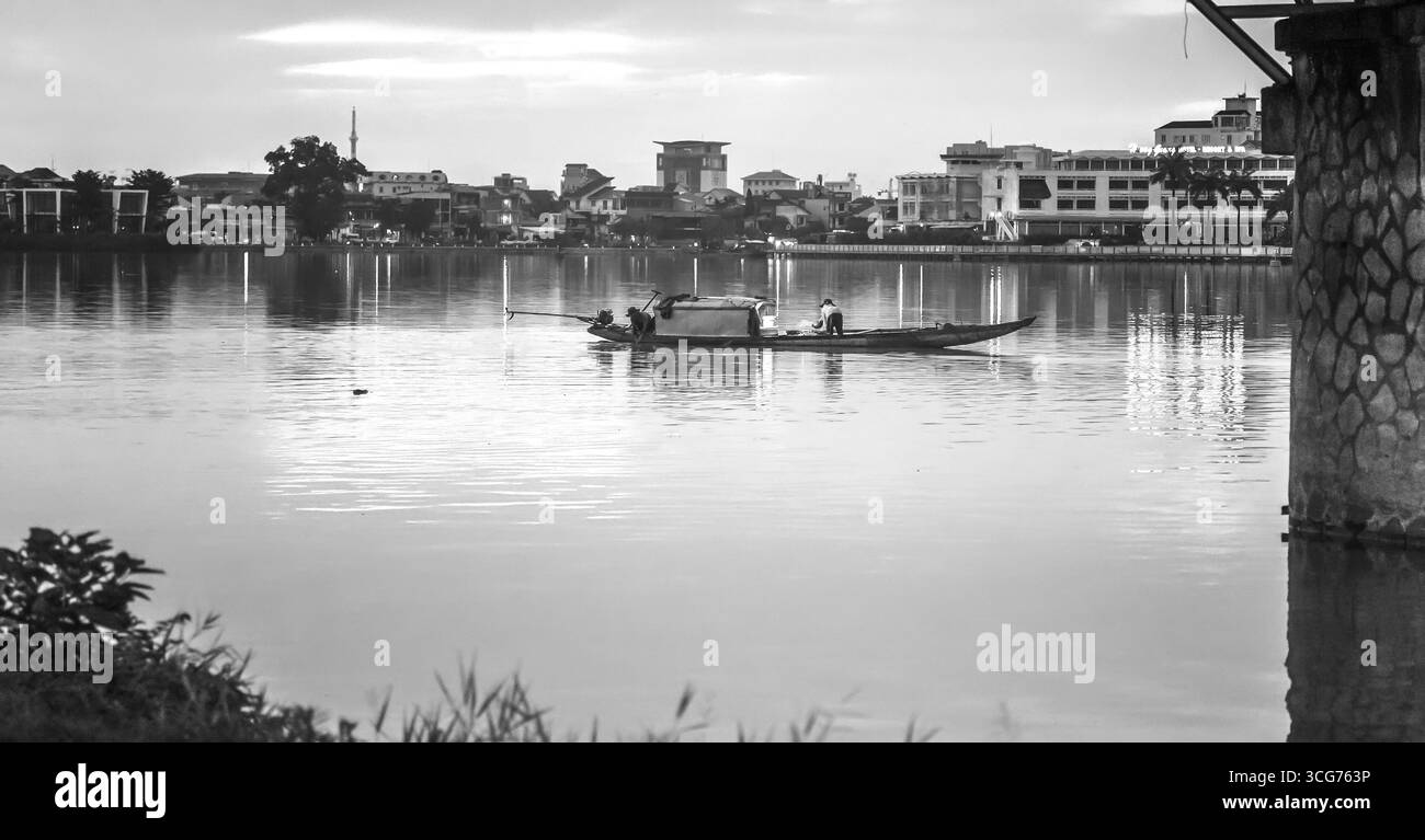 Alba al ponte Trang Tien di Hue, Vietnam. Si tratta di un ponte architettonico gotico che attraversa il fiume Perfume del XVIII secolo progettato da Foto Stock