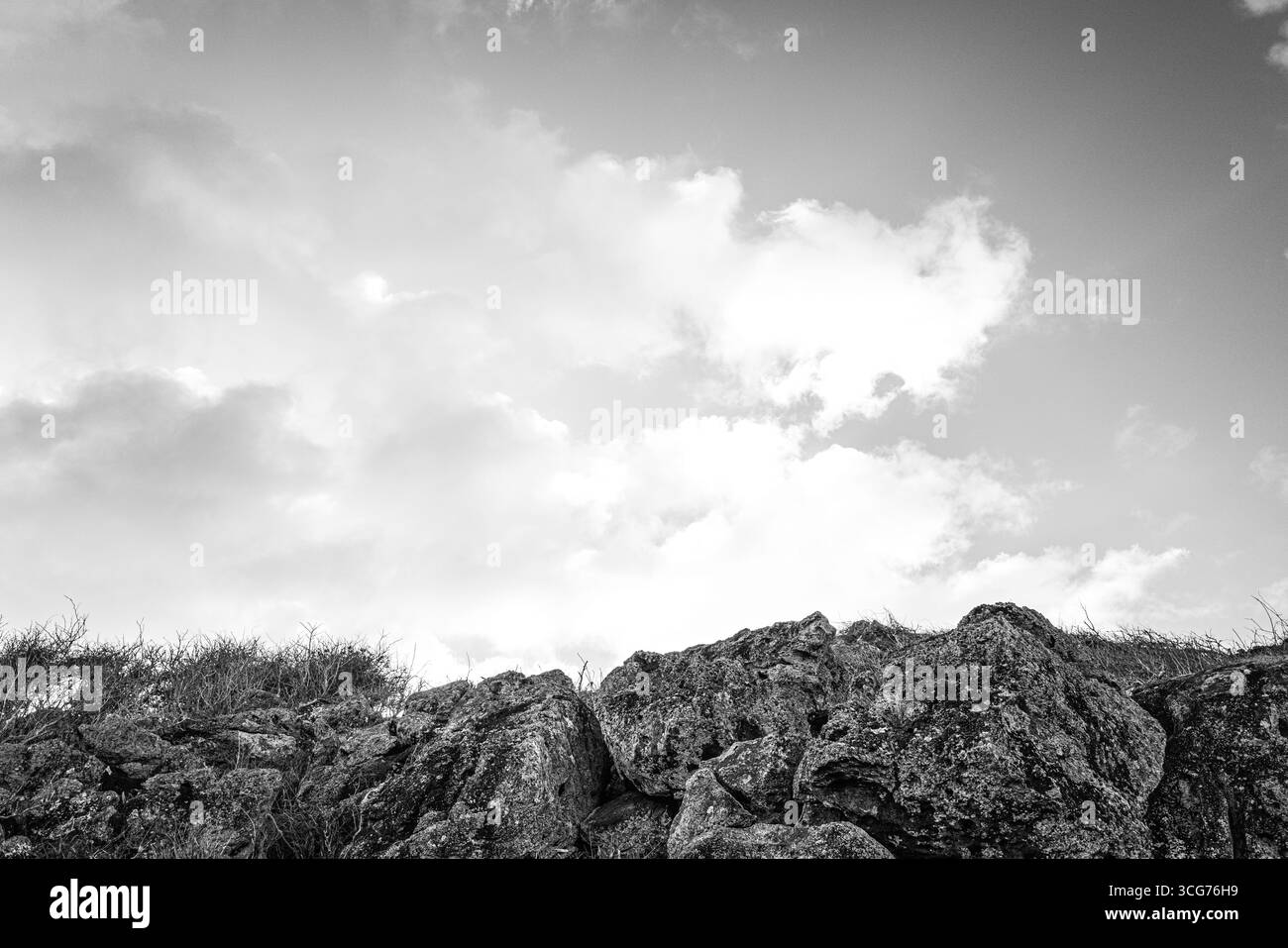 Aspra collina rocciosa lungo il Makapu'u Point Lighthouse Trail, Honolulu, Oahu, Hawaii, Stati Uniti Foto Stock