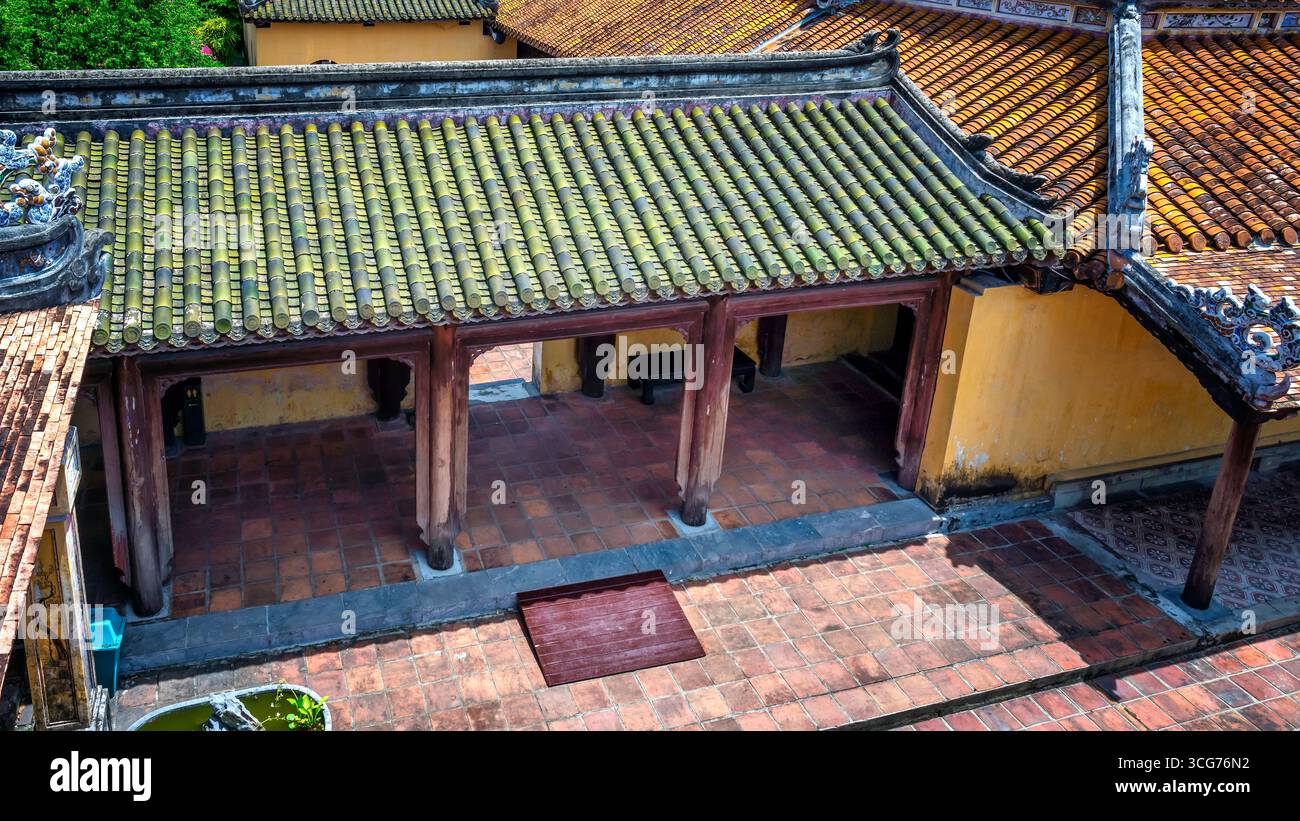 Vista della cittadella proibita sopra e delle antiche case con tetti in piastrelle a Hue, Vietnam Foto Stock