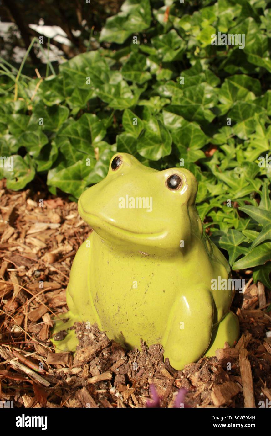 felice statua verde del giardino delle rane Foto Stock