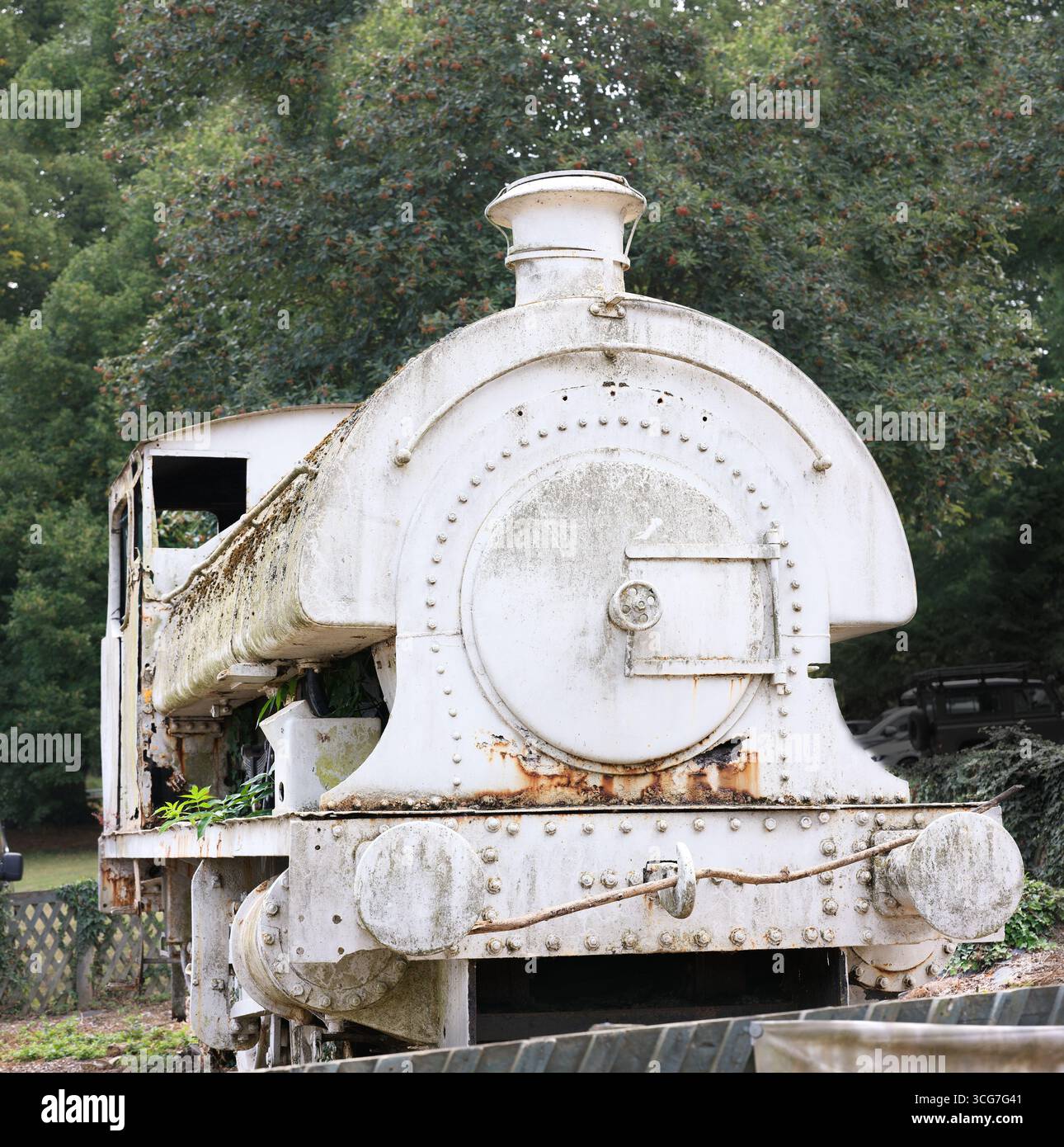 Motore a vapore (precedentemente utilizzato nei pozzi di ferro locali) nel parco di campagna accanto al villaggio di East Carlton, Corby, Inghilterra. Foto Stock