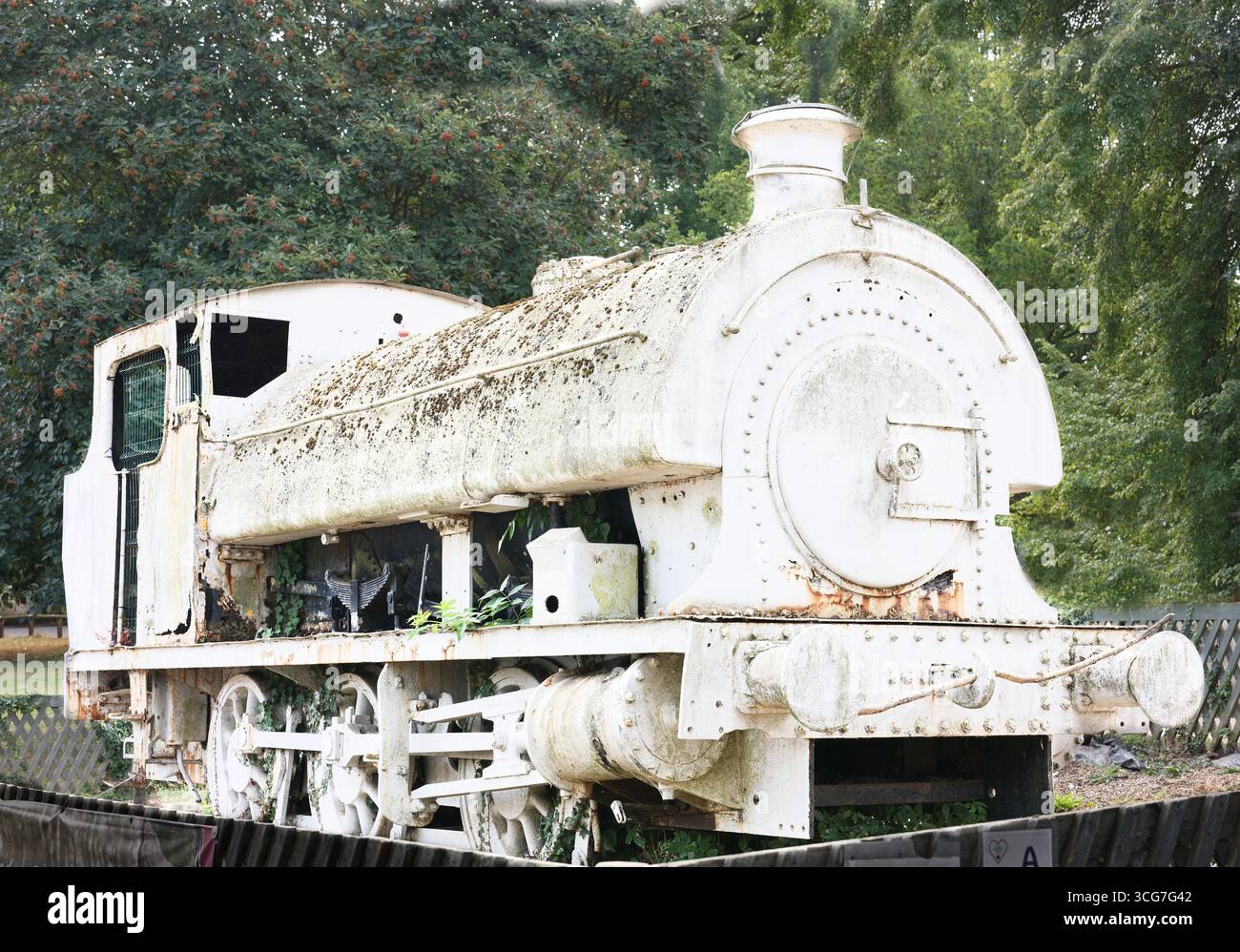 Motore a vapore (precedentemente utilizzato nei pozzi di ferro locali) nel parco di campagna accanto al villaggio di East Carlton, Corby, Inghilterra. Foto Stock