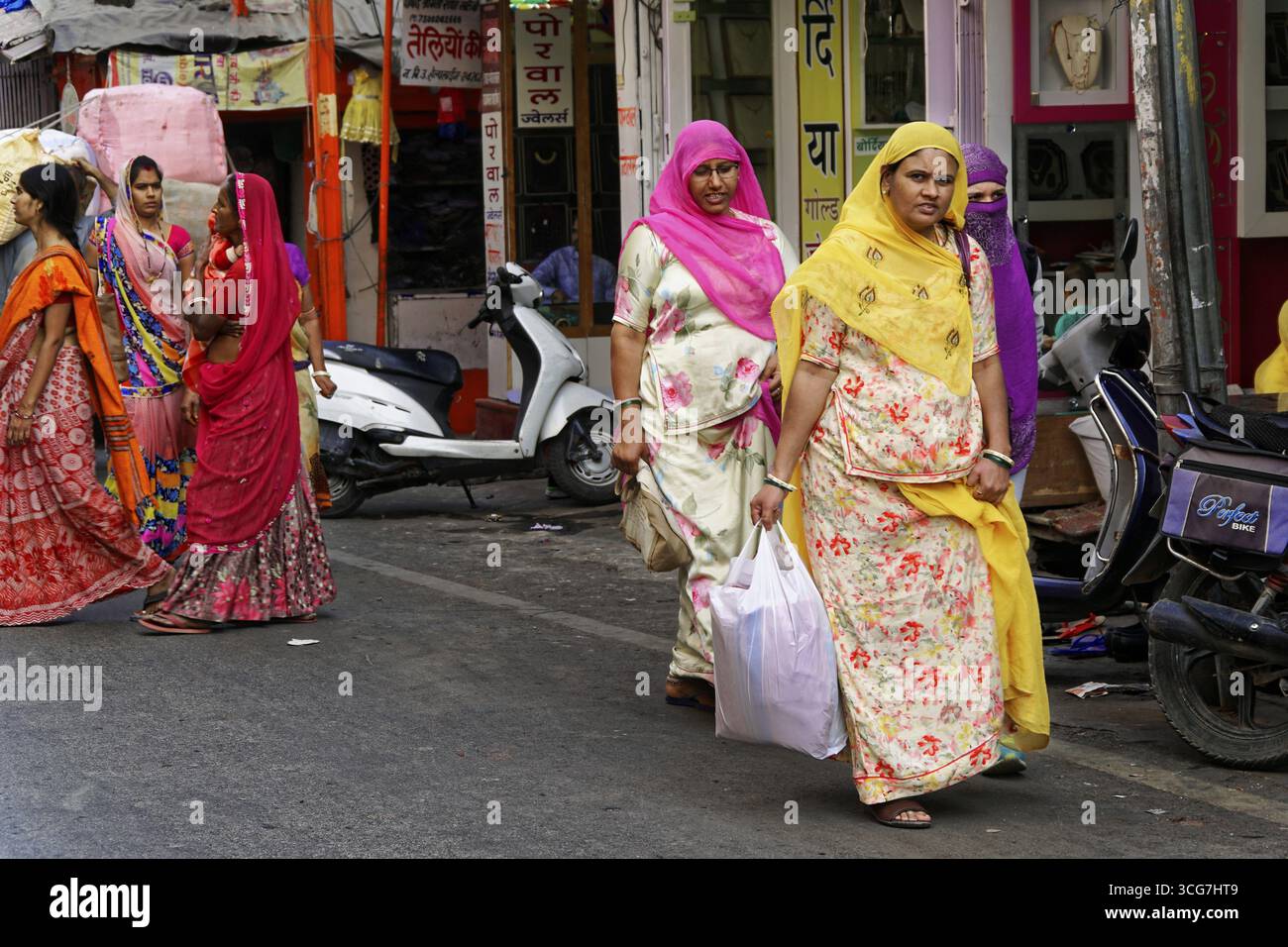 Udaipur, Rajasthan, India del Nord, Asia, donne nel tradizionale shopping saris su una strada indiana Foto Stock