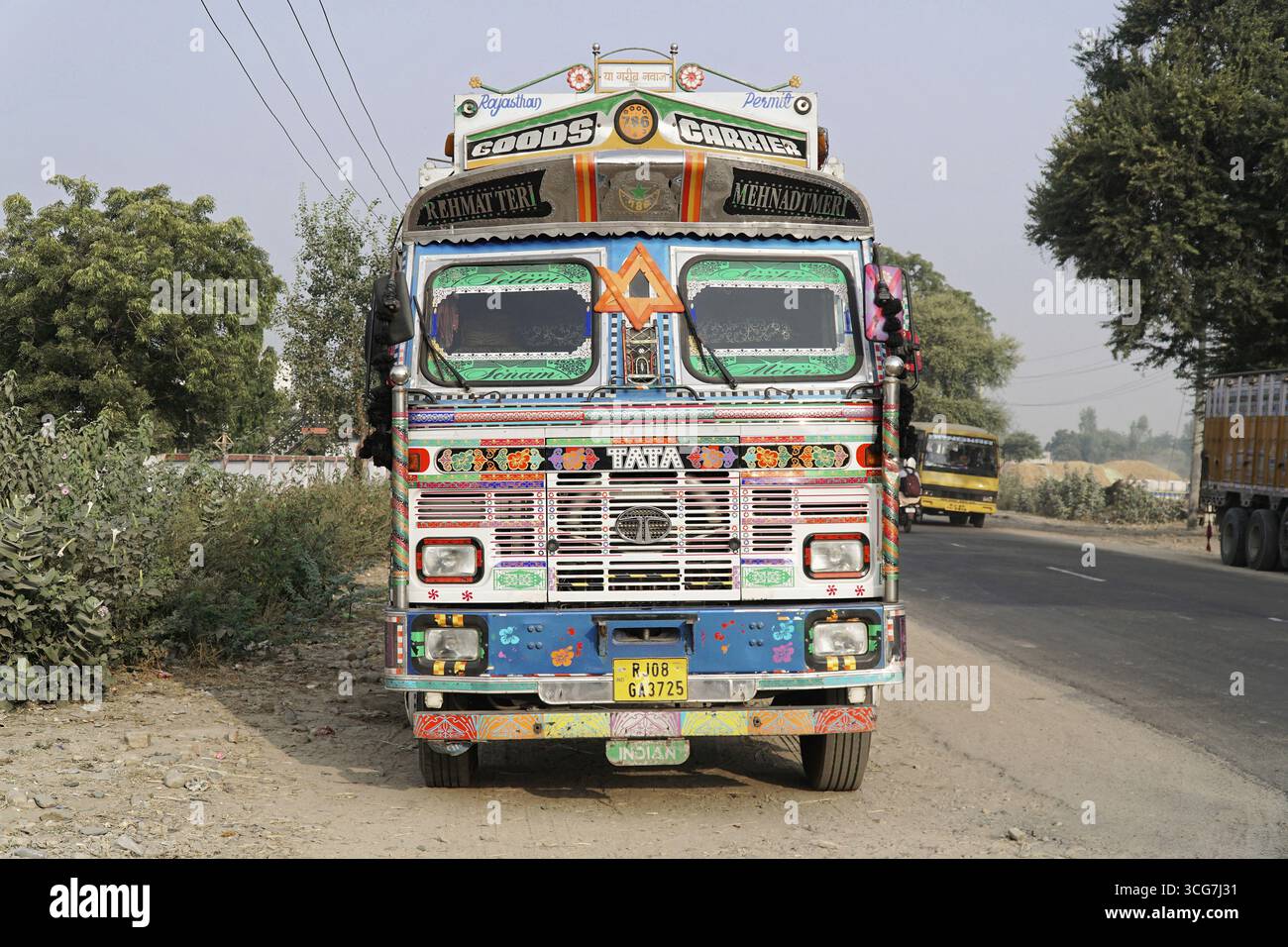 Kota, Rajasthan, India settentrionale, Asia, camion indiano decorato con decorazioni dettagliate su una strada di campagna, India Foto Stock