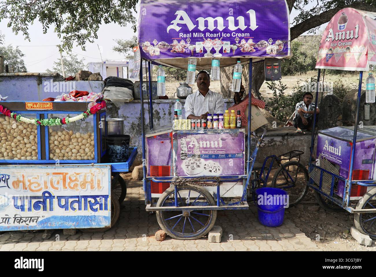 Kota, Rajasthan, India del Nord, Asia, stalla con gelato Amul e decorazioni colorate, India Foto Stock