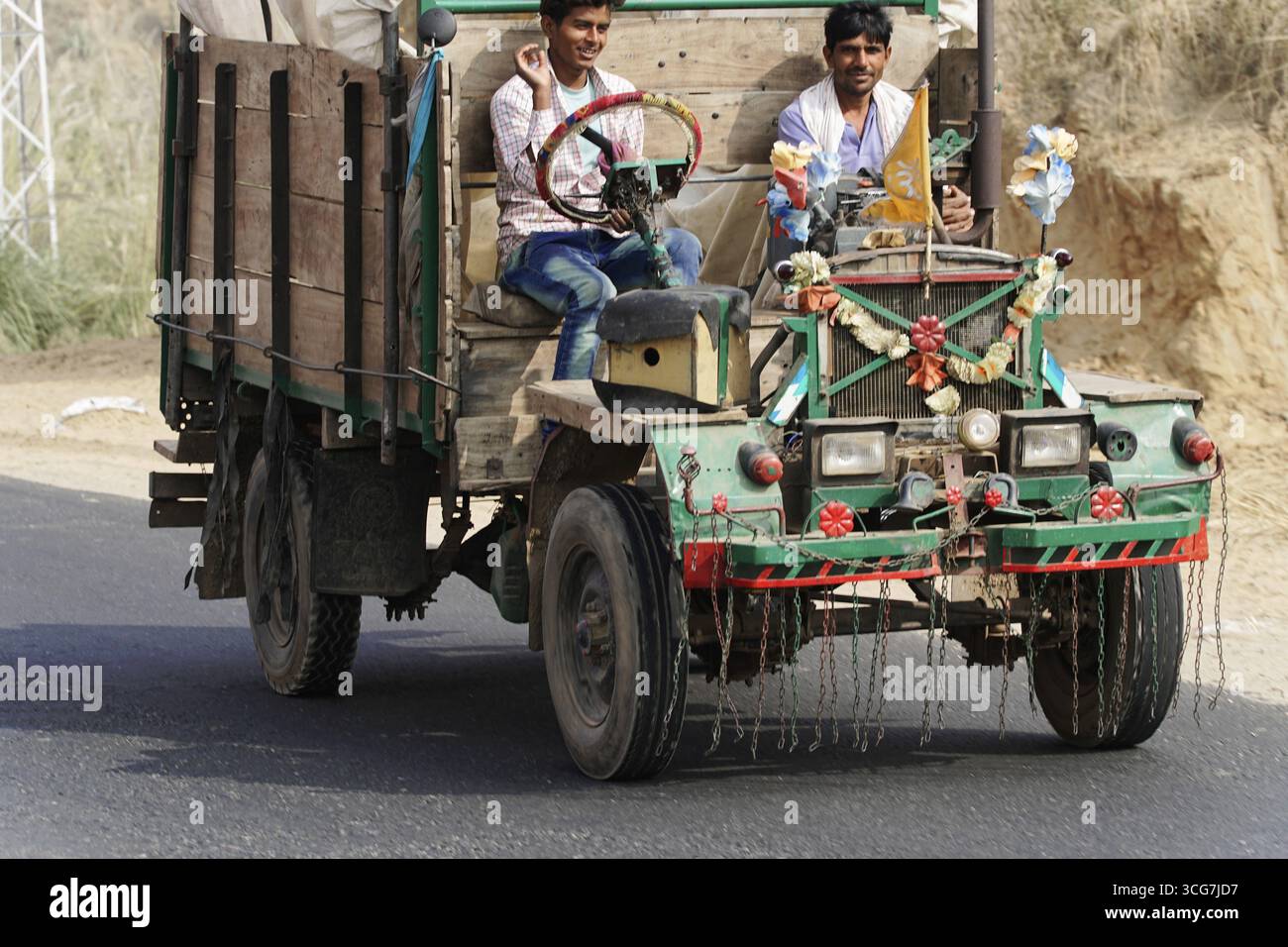 Sawai Madhopur, Kota, Rajasthan, India settentrionale, Asia, camioncino rustico decorato con colori con due allegri autisti su una strada in India, India Foto Stock