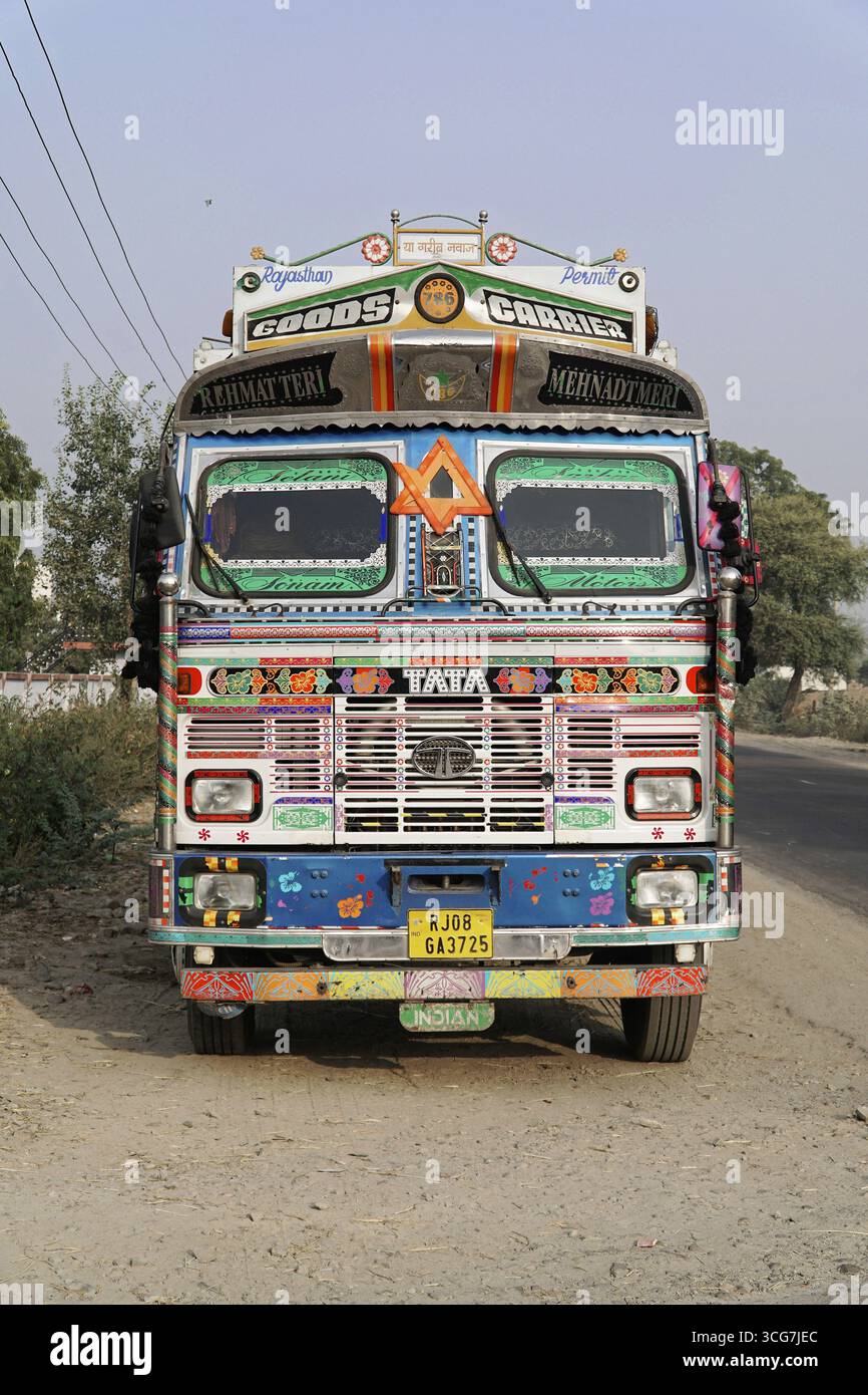 Kota, Rajasthan, India settentrionale, Asia, camion indiano decorato con colori sulle spalle di una strada di campagna, India Foto Stock