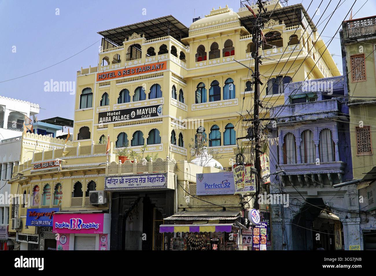 Udaipur, Rajasthan, India del Nord, Asia, Un vivace edificio alberghiero dall'architettura indiana e dalla scena stradale sottostante, colorato e vibrante Foto Stock