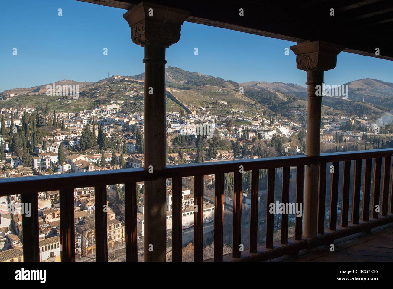 Vista di Granada attraverso un arco islamico all'Alhambra Foto Stock