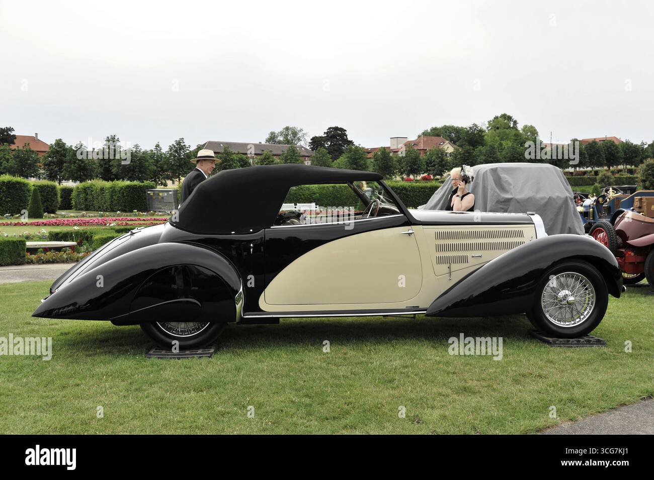 I classici retrò incontrano il barocco, Ludwigsburg, Baden-Wuerttemberg, Germania, Europa convertibile in nero e beige su un prato verde, elegante ed elegante, Europ Foto Stock