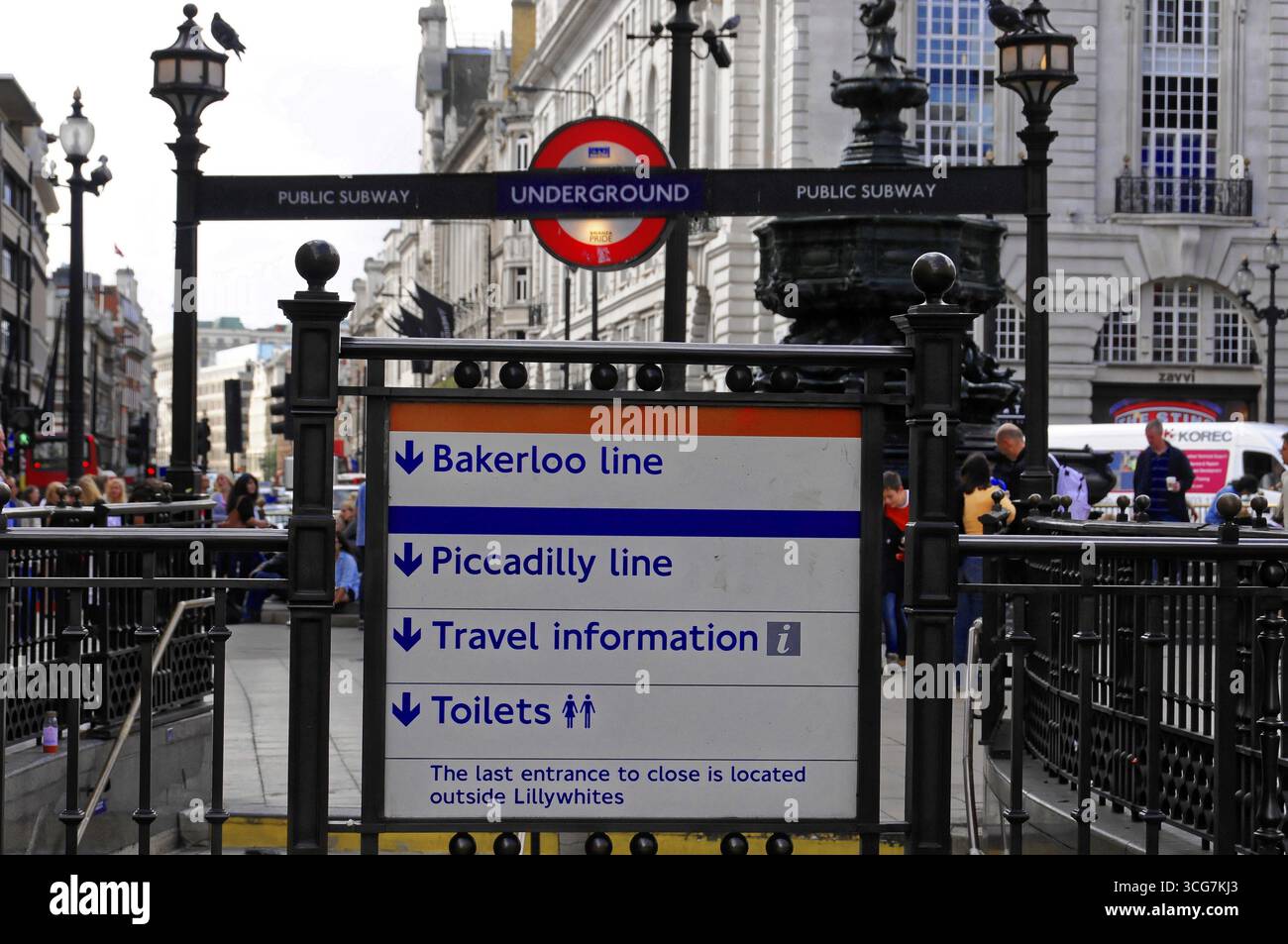 Ingresso alla metropolitana di Londra con indicazioni stradali, Londra, regione di Londra, Inghilterra, Regno Unito Foto Stock