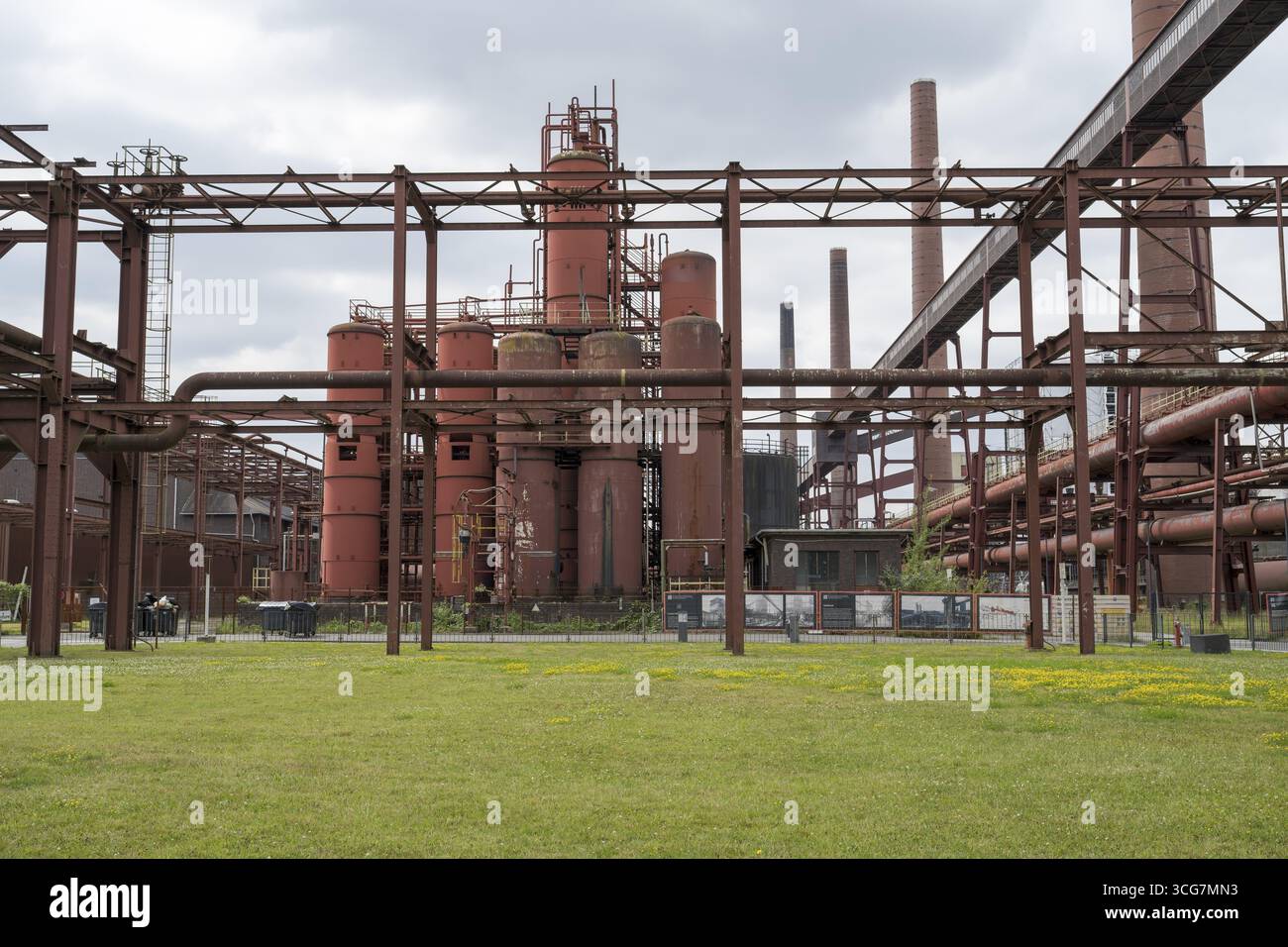 Pre-refrigeratori e camini sul sito della cokeria, il complesso industriale della miniera di carbone di Zollverein, sito patrimonio dell'umanità dell'UNESCO, Route of Industrial Her Foto Stock