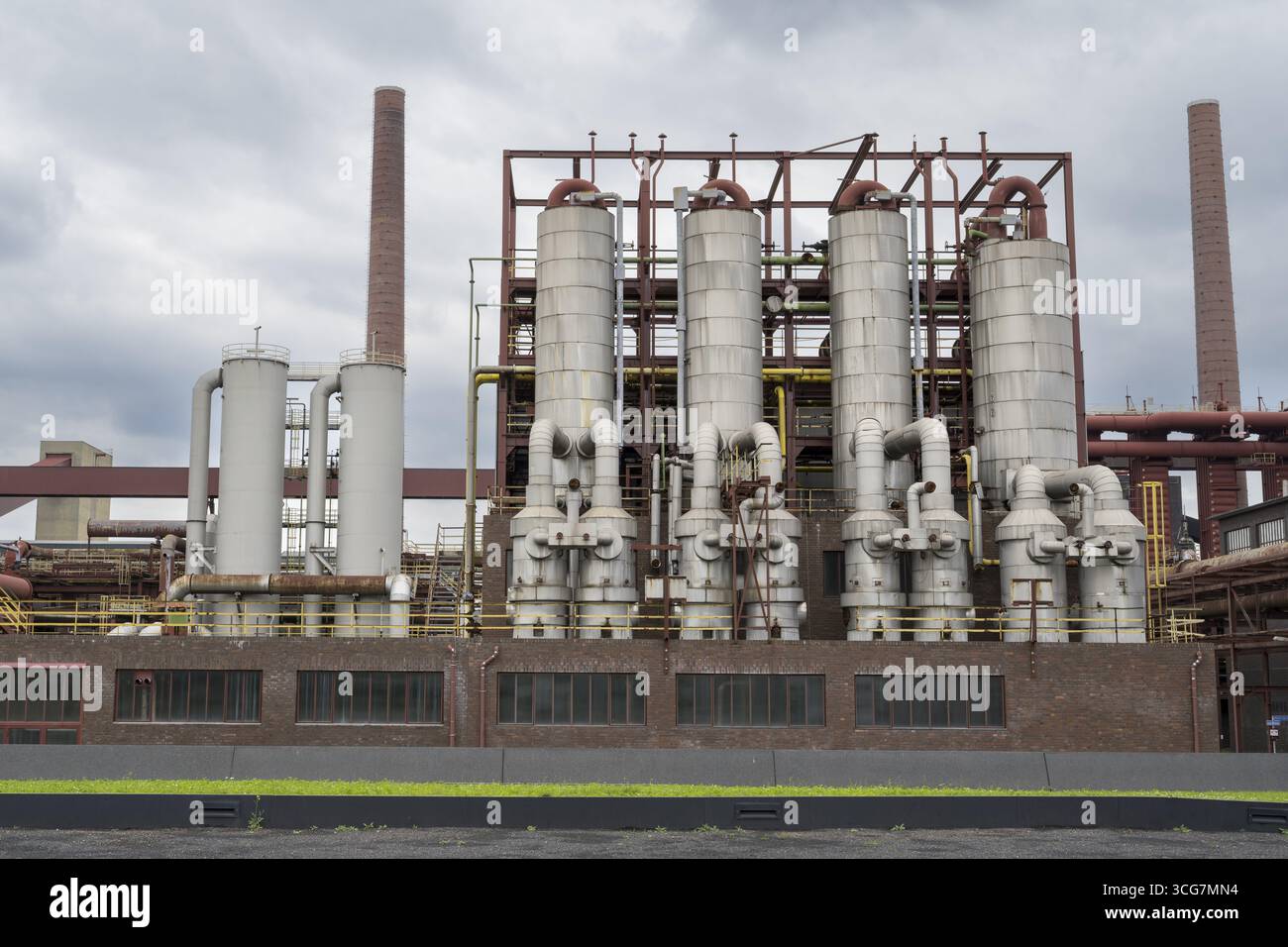Impianto chimico sul sito della cokeria, complesso industriale della miniera di carbone di Zollverein, sito patrimonio dell'umanità dell'UNESCO, percorso del patrimonio industriale, ESS Foto Stock