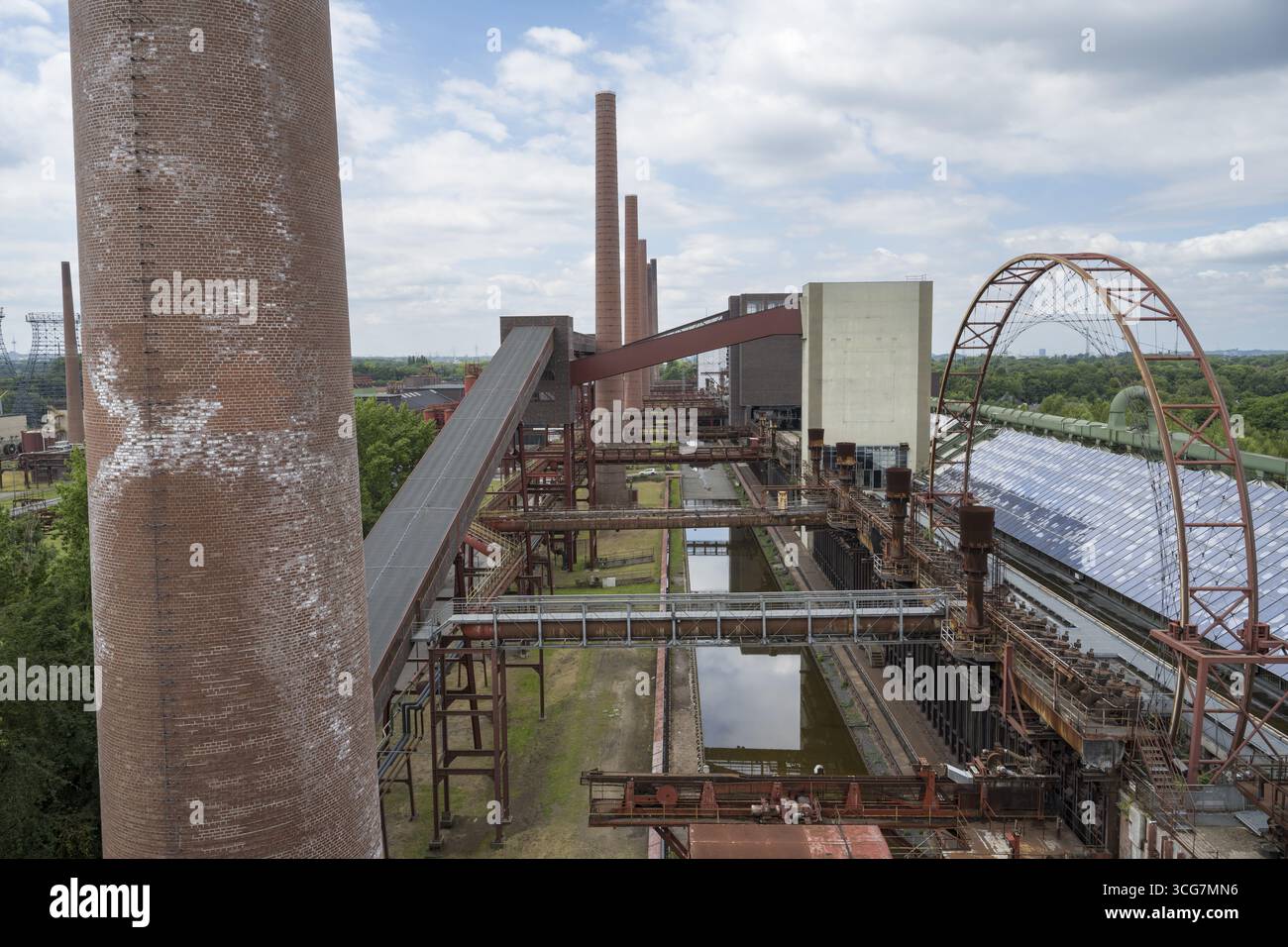 Vista della cokeria dall'alto, del complesso industriale della miniera di carbone di Zollverein, sito patrimonio dell'umanità dell'UNESCO, percorso del patrimonio industriale, Essen, Ruhr ar Foto Stock