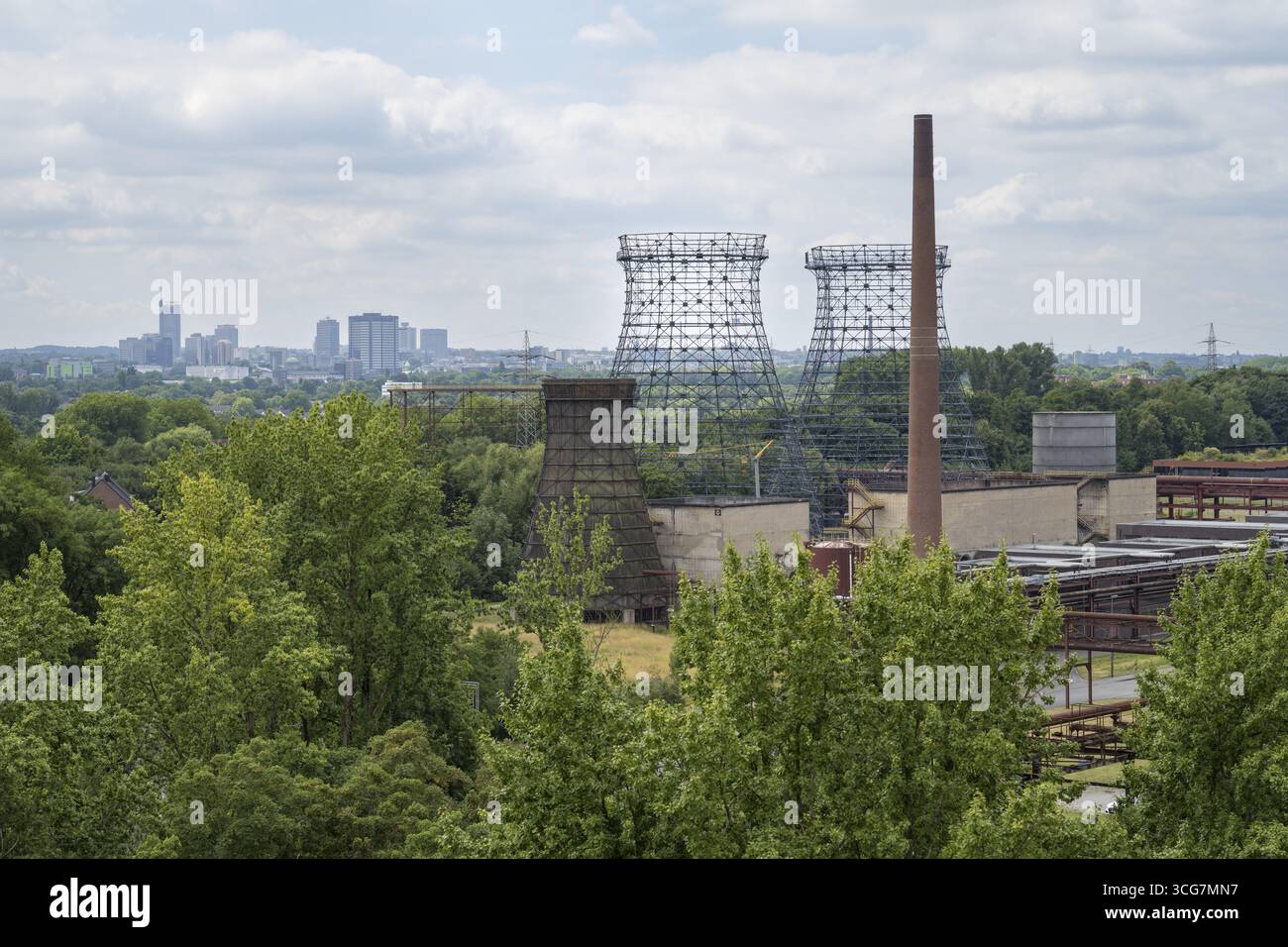 Vista dall'alto dalla cokeria alle torri di raffreddamento, al complesso industriale della miniera di carbone di Zollverein, sito patrimonio dell'umanità dell'UNESCO, percorso industriale Foto Stock