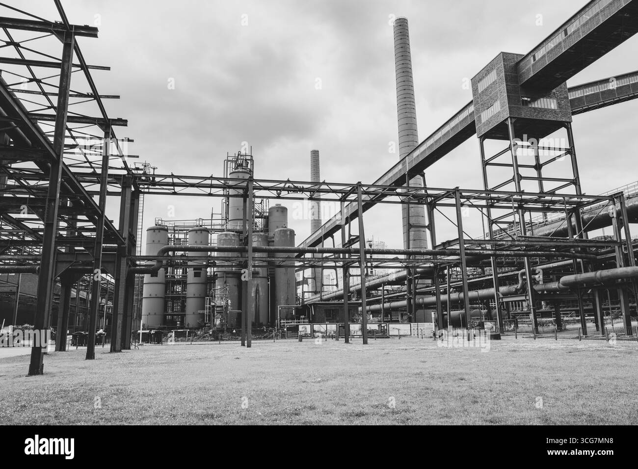 Pre-refrigeratori e camini sul sito della cokeria, il complesso industriale della miniera di carbone di Zollverein, sito patrimonio dell'umanità dell'UNESCO, Route of Industrial Her Foto Stock