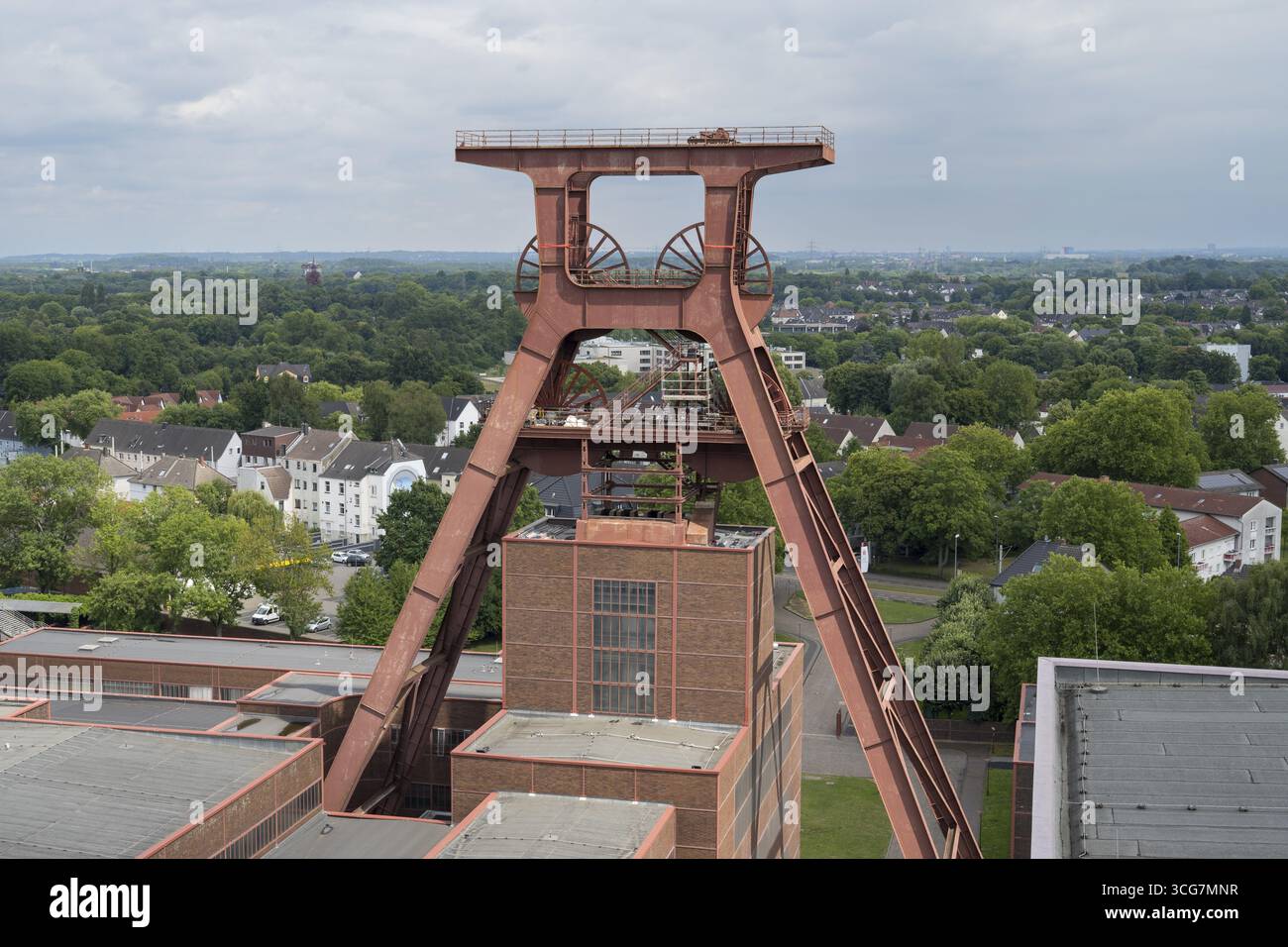 Testata con doppio cavalletto, vista dalla terrazza per i visitatori del Museo della Ruhr, del complesso industriale della miniera di carbone di Zollverein, sito Patrimonio dell'Umanità dell'UNESCO, percorso Foto Stock