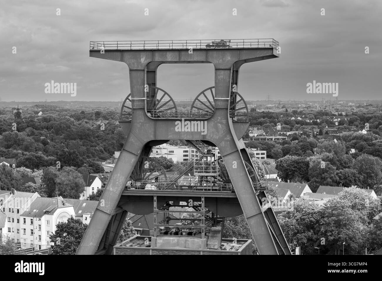 Testata con doppio cavalletto, vista dalla terrazza per i visitatori del Museo della Ruhr, del complesso industriale della miniera di carbone di Zollverein, sito Patrimonio dell'Umanità dell'UNESCO, percorso Foto Stock