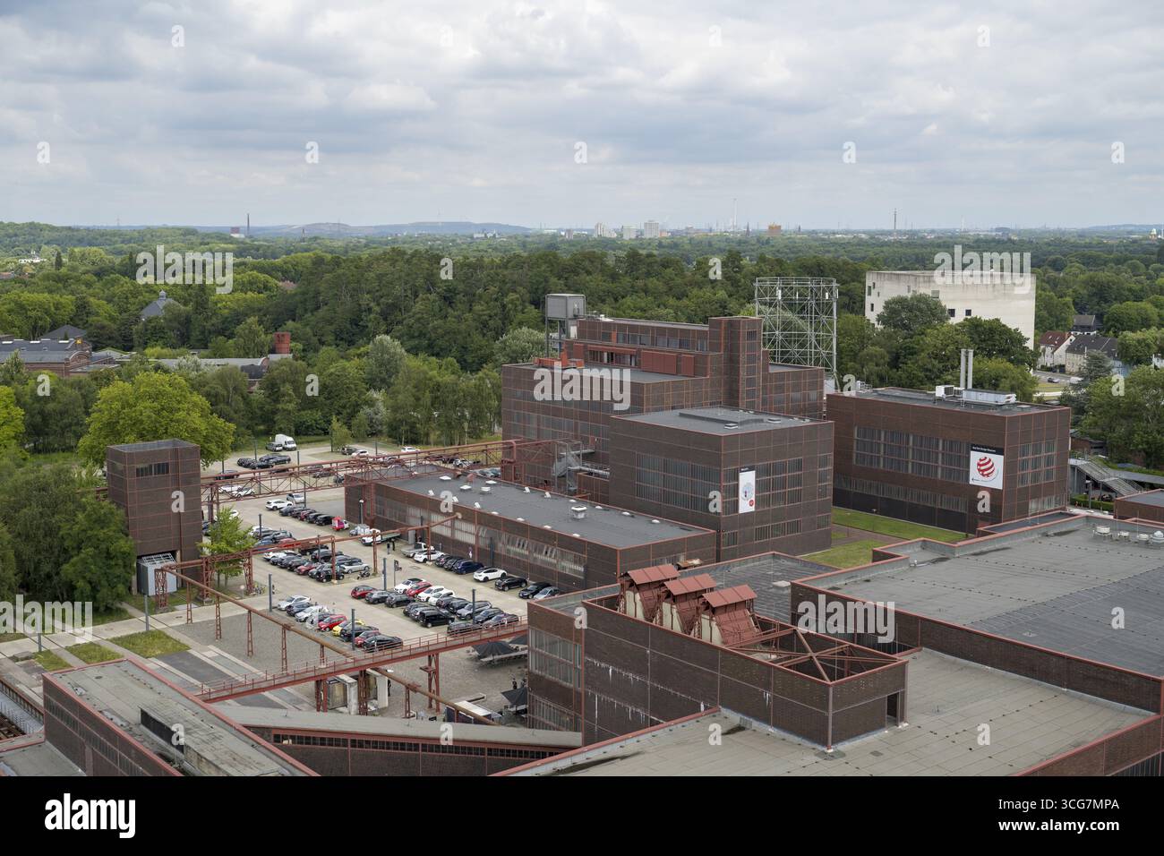 Complesso industriale della miniera di carbone di Zollverein con Museo del Design e edificio Sanaa, vista dalla terrazza per i visitatori del Museo della Ruhr, patrimonio mondiale dell'UNESCO Foto Stock