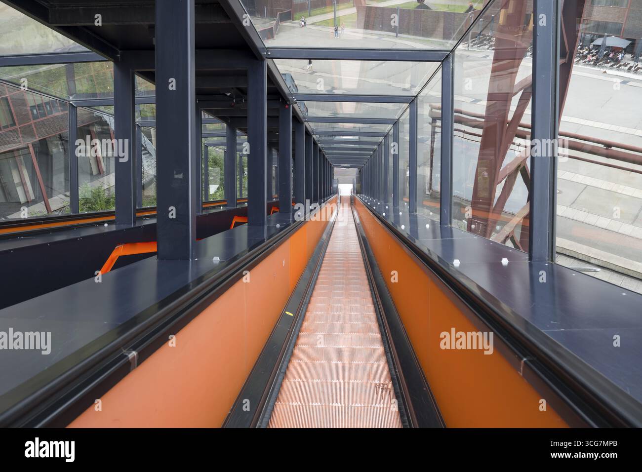 Scala mobile arancione in discesa, centro visitatori, Museo della Ruhr, Zeche Zollverein, sito patrimonio dell'umanità dell'UNESCO, percorso del patrimonio industriale, Essen, zona della Ruhr Foto Stock