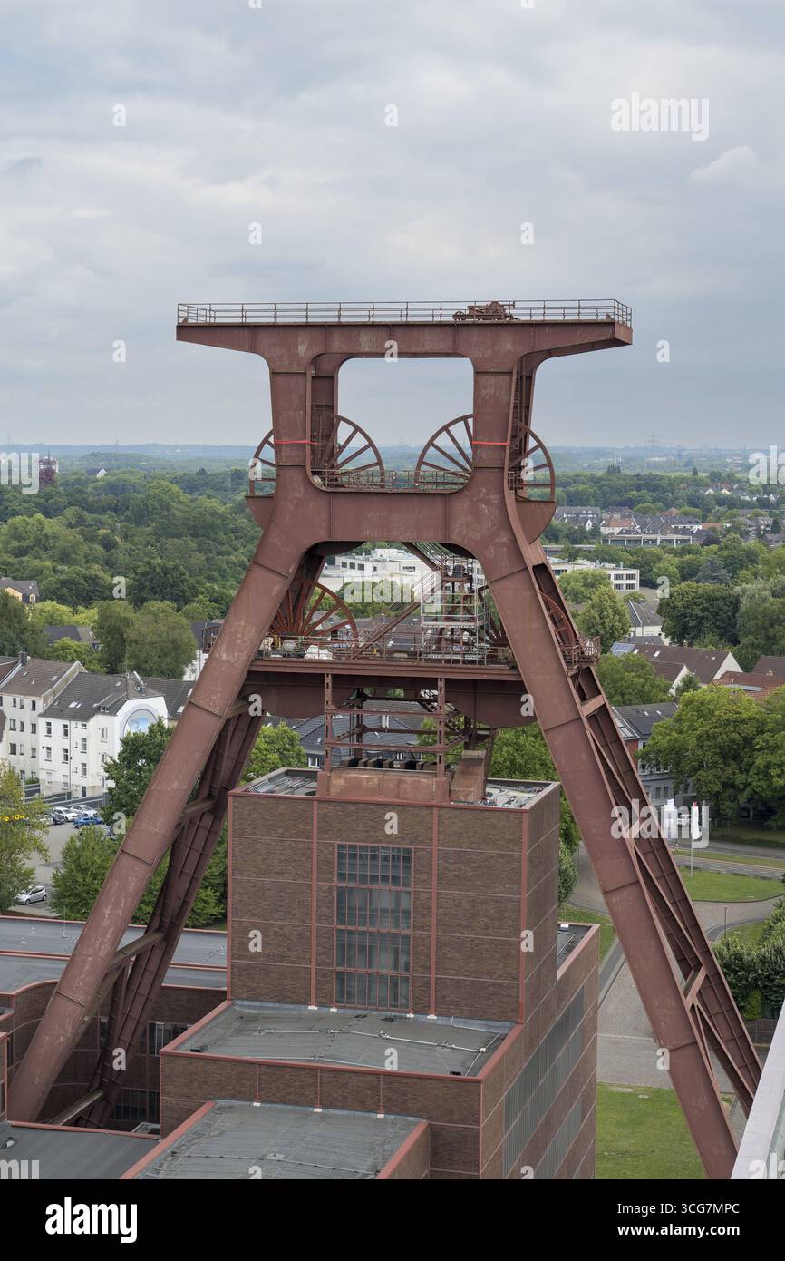 Testata con doppio cavalletto, vista dalla terrazza per i visitatori del Museo della Ruhr, del complesso industriale della miniera di carbone di Zollverein, sito Patrimonio dell'Umanità dell'UNESCO, percorso Foto Stock