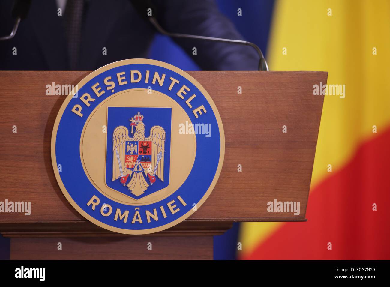 Bucarest, Romania - 26 agosto 2025: Logo del Presidente della Romania durante un discorso pubblico del presidente. Foto Stock