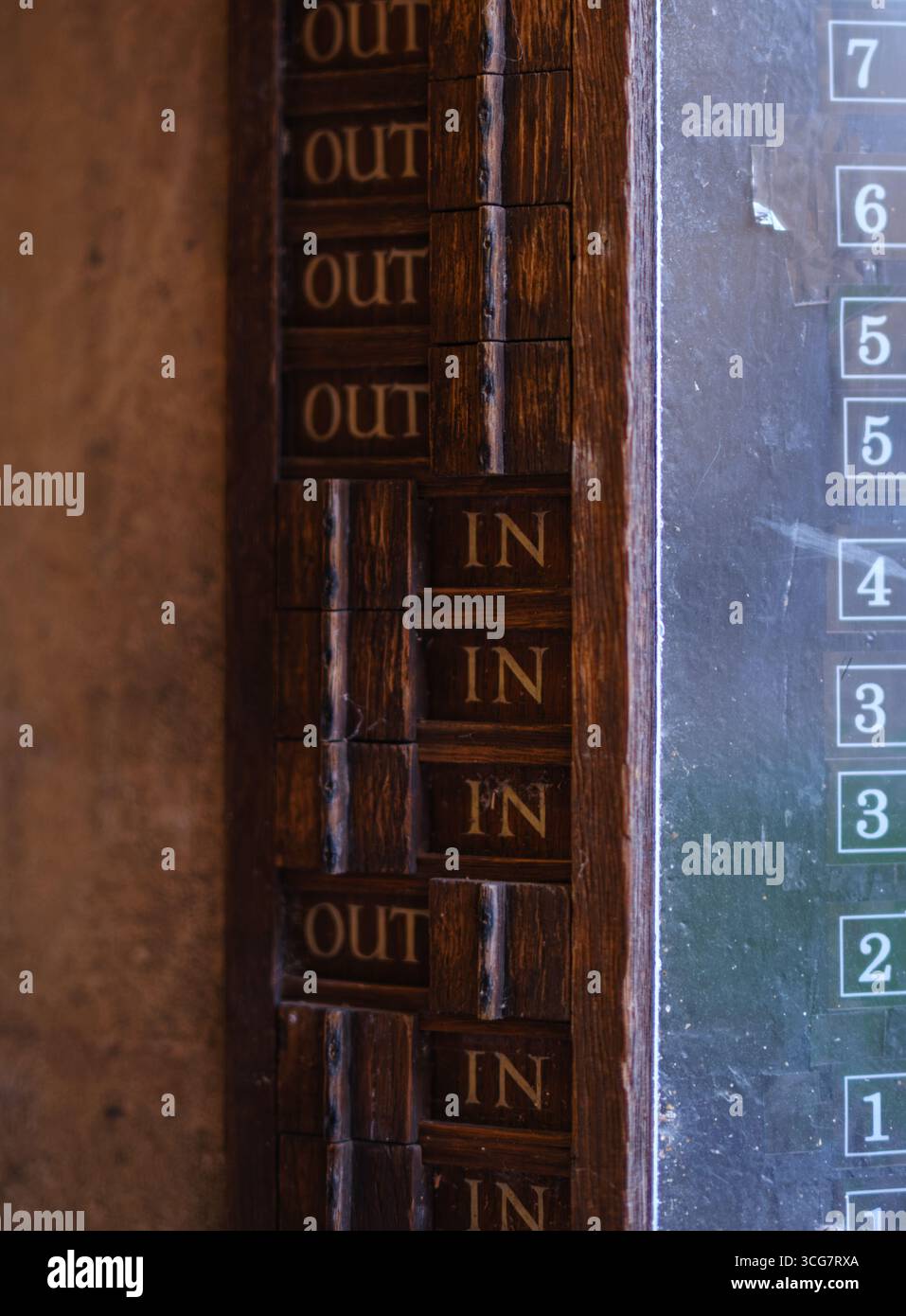 Una tavola di entrata/uscita vintage per le camere degli studenti in Un college di una Elite English University Foto Stock