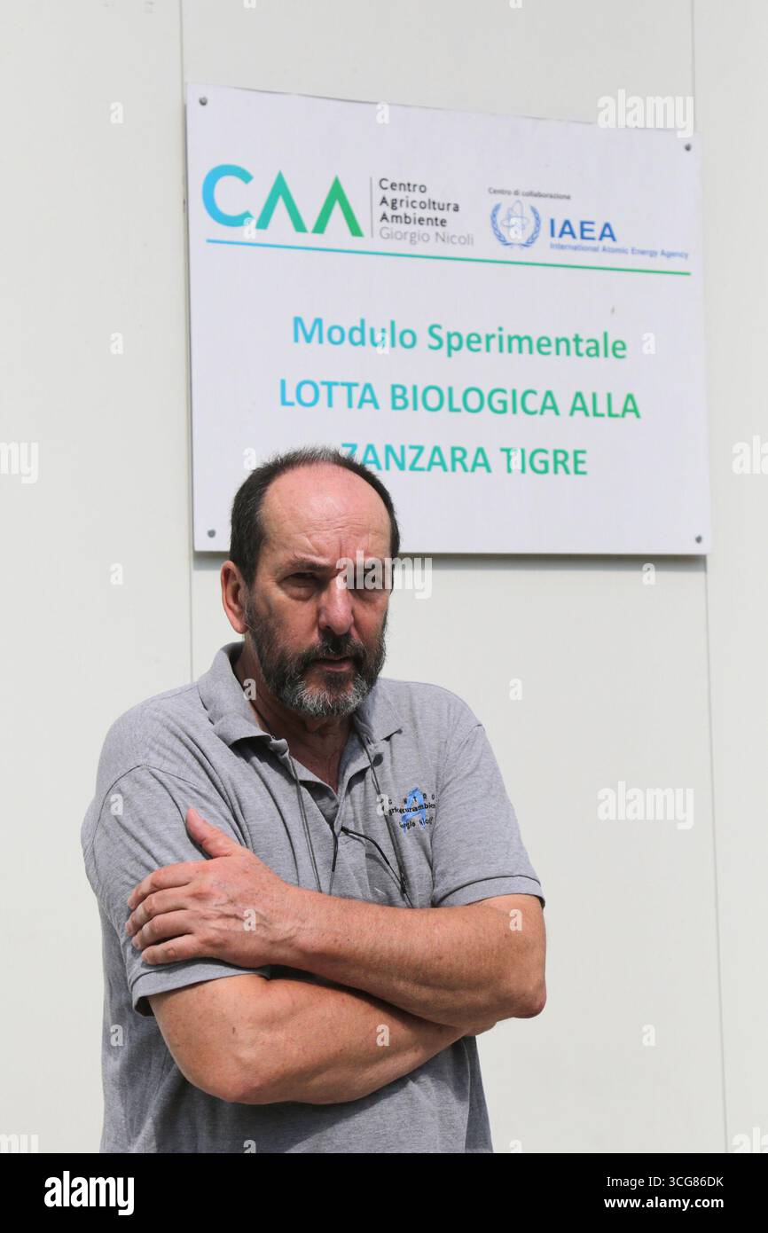 Crevalcore (Bologna). Il progetto sterile male del Centro Agricoltura ambiente prevede l'allevamento di zanzare tigre maschili sterilizzate da rilasciare in ambienti urbani tramite droni per combattere la trasmissione di dengue, zika e chikungunya. Nella foto c'è il Dr. Romeo Bellini, il creatore del progetto. NB: PER UTILIZZARE LE FOTOGRAFIE, È OBBLIGATORIO MENZIONARE IL CENTRO AGRICOLTURA AMBIENTE - G. NICOLI - NELLA DIDASCALIA O NELL'ARTICOLO. Foto Stock