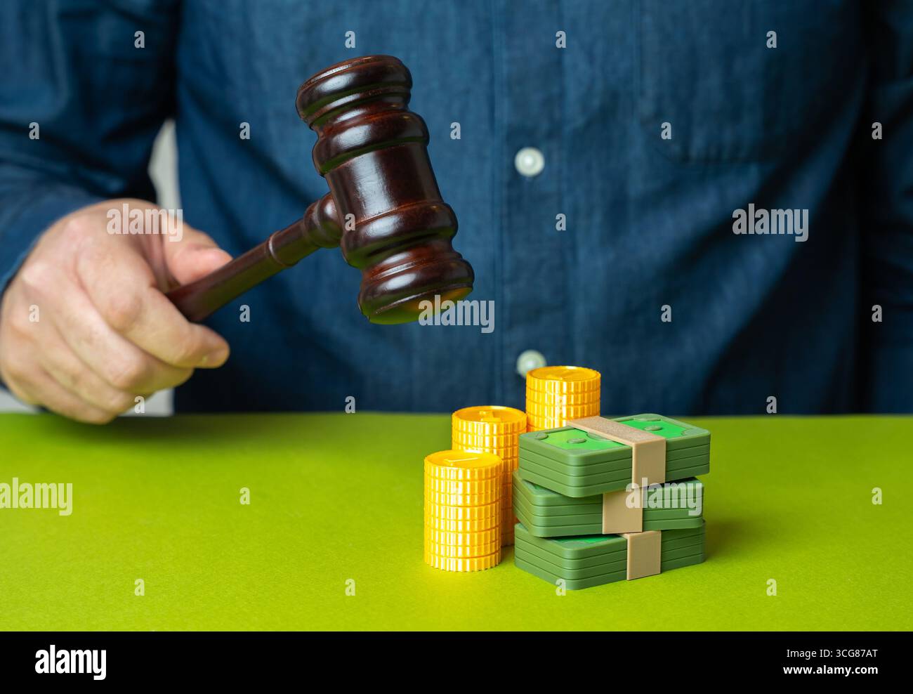 Uomo che tiene il martelletto del giudice sopra i soldi. Confisca di beni finanziari, divisione di denaro per divorzio. Sblocco delle risorse. Sentenza legale, disputa sulla proprietà Foto Stock