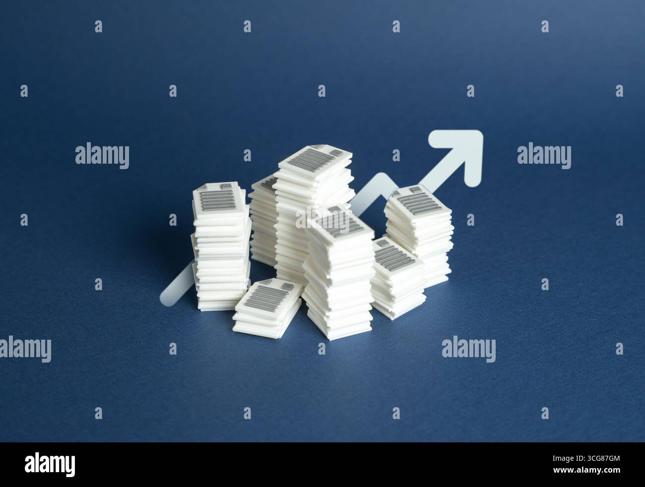Pile di carta e una freccia rivolta verso l'alto. Aumento della burocrazia e della regolamentazione, aumento dei costi amministrativi e rallentamento organizzativo Foto Stock