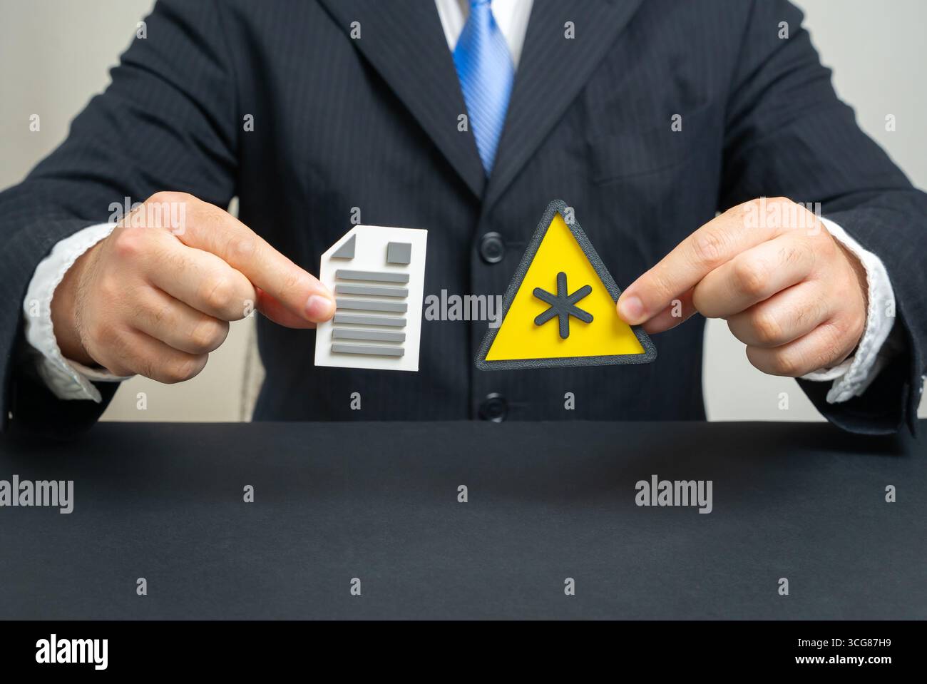 L'uomo d'affari sottolinea i termini nascosti nel contratto. Termini nascosti e lacune nel testo dell'accordo, rischi per gli investitori e conseq. Legale Foto Stock