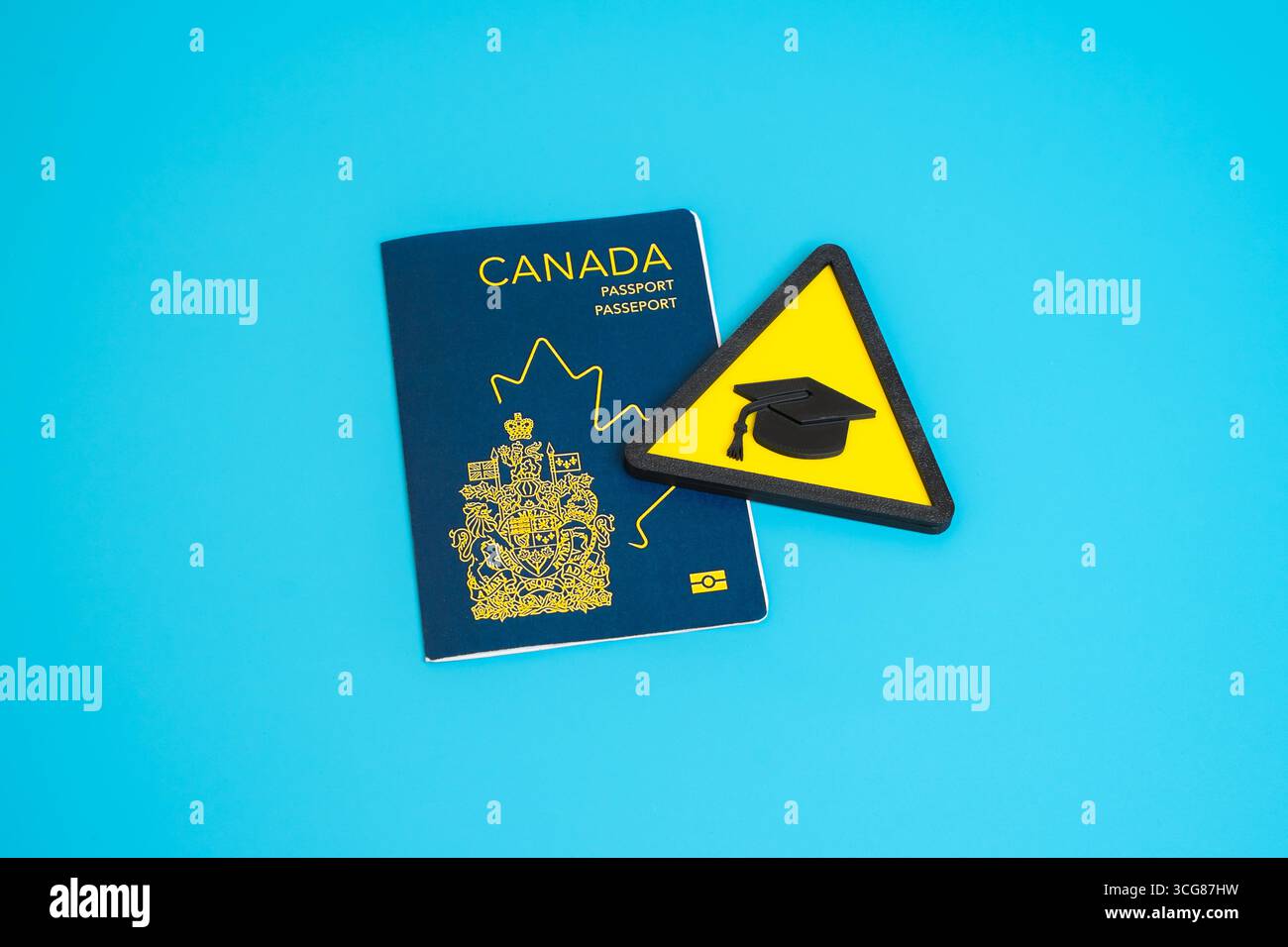 Simbolo del passaporto canadese e del berretto universitario. Istruzione straniera, programmi di studio. Scambiare studenti, mobilità accademica e opportunità di apprendimento globali Foto Stock