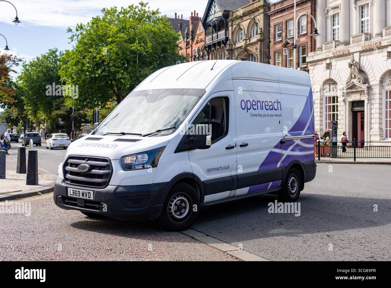 Pulmino Openreach su Lord Street Southport con il logo in figura. 25 agosto 2025 Foto Stock