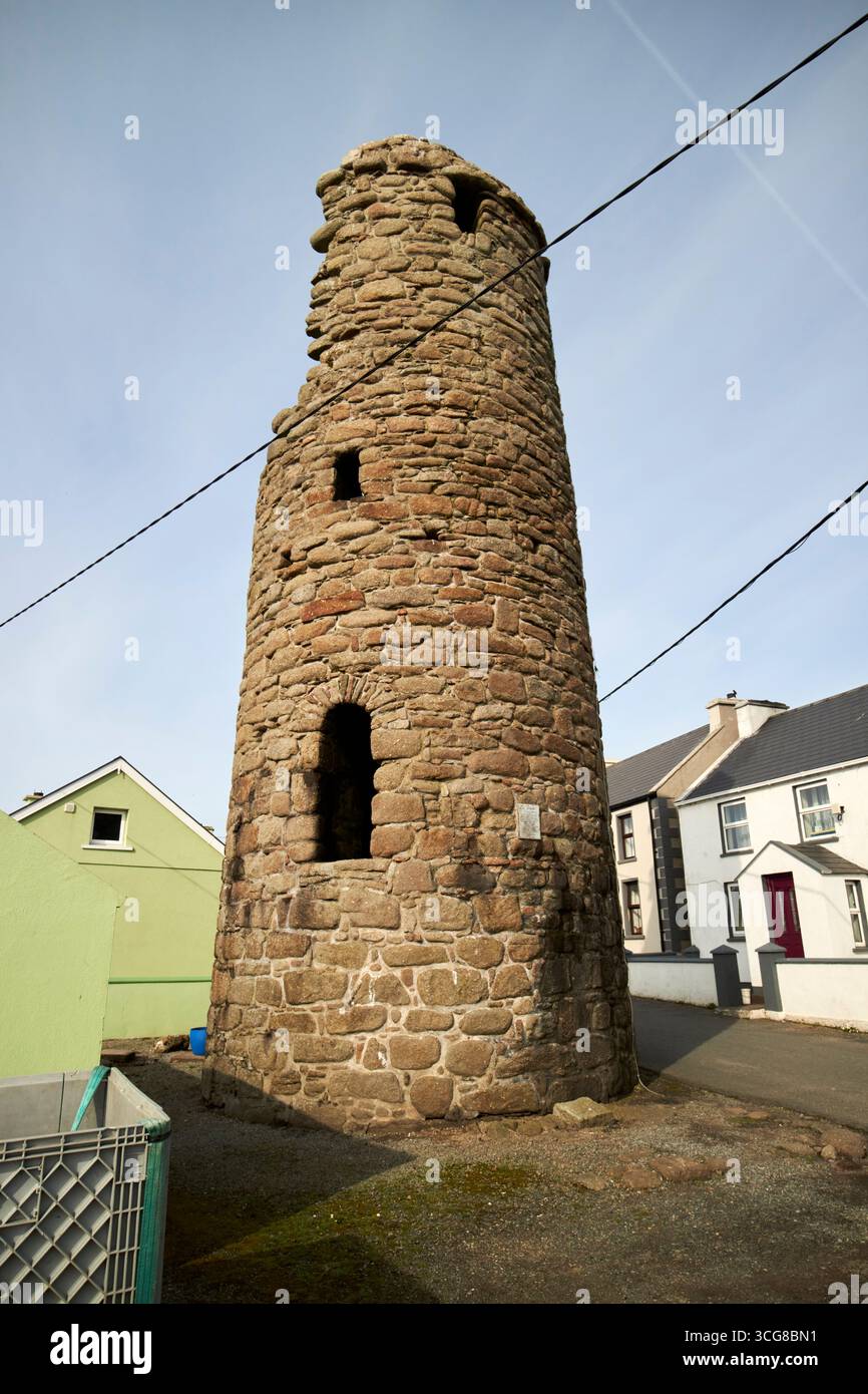 un campanile di cloigtheach rotondo che rimane del monastero sull'isola di tory, contea di donegal, repubblica d'irlanda Foto Stock