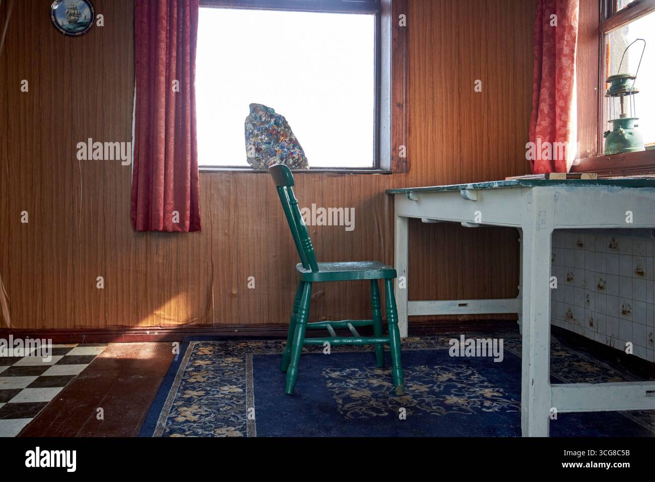 all'interno delle colline derek vecchia capanna per dipinti in un vecchio punto panoramico della guardia costiera, contea dell'isola di tory, donegal, repubblica d'irlanda Foto Stock