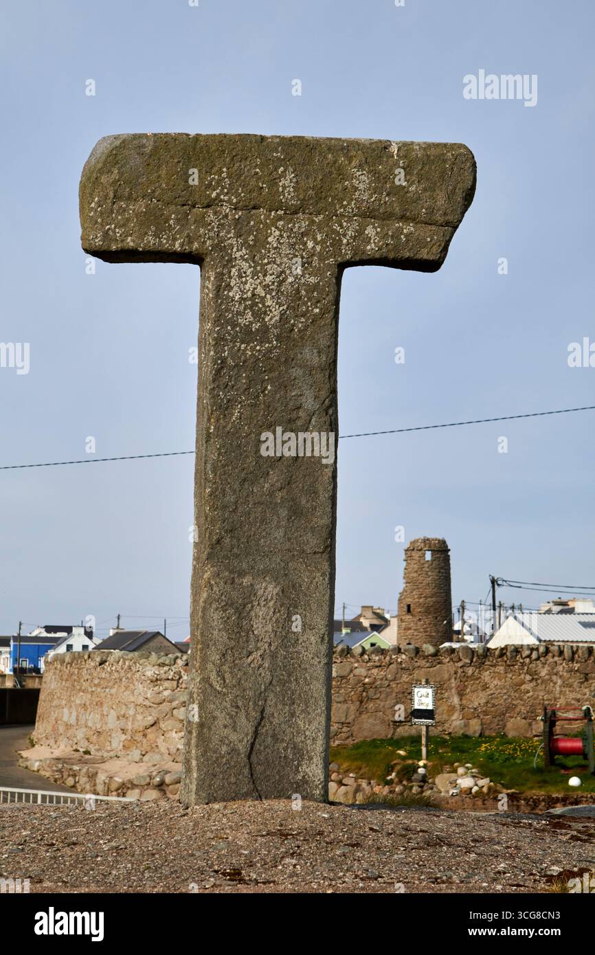 tau incrocia una croce a forma di t chros tau risalente al xii secolo, nella contea dell'isola tory di donegal, repubblica d'irlanda Foto Stock