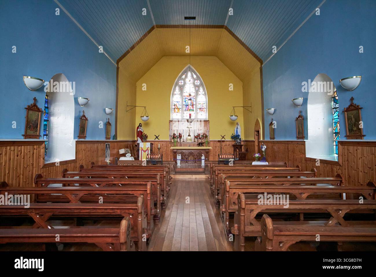 interno di teach pobail cholmcille naofa chiesa cattolica di st colmcille cappella isola contea di donegal repubblica d'irlanda Foto Stock