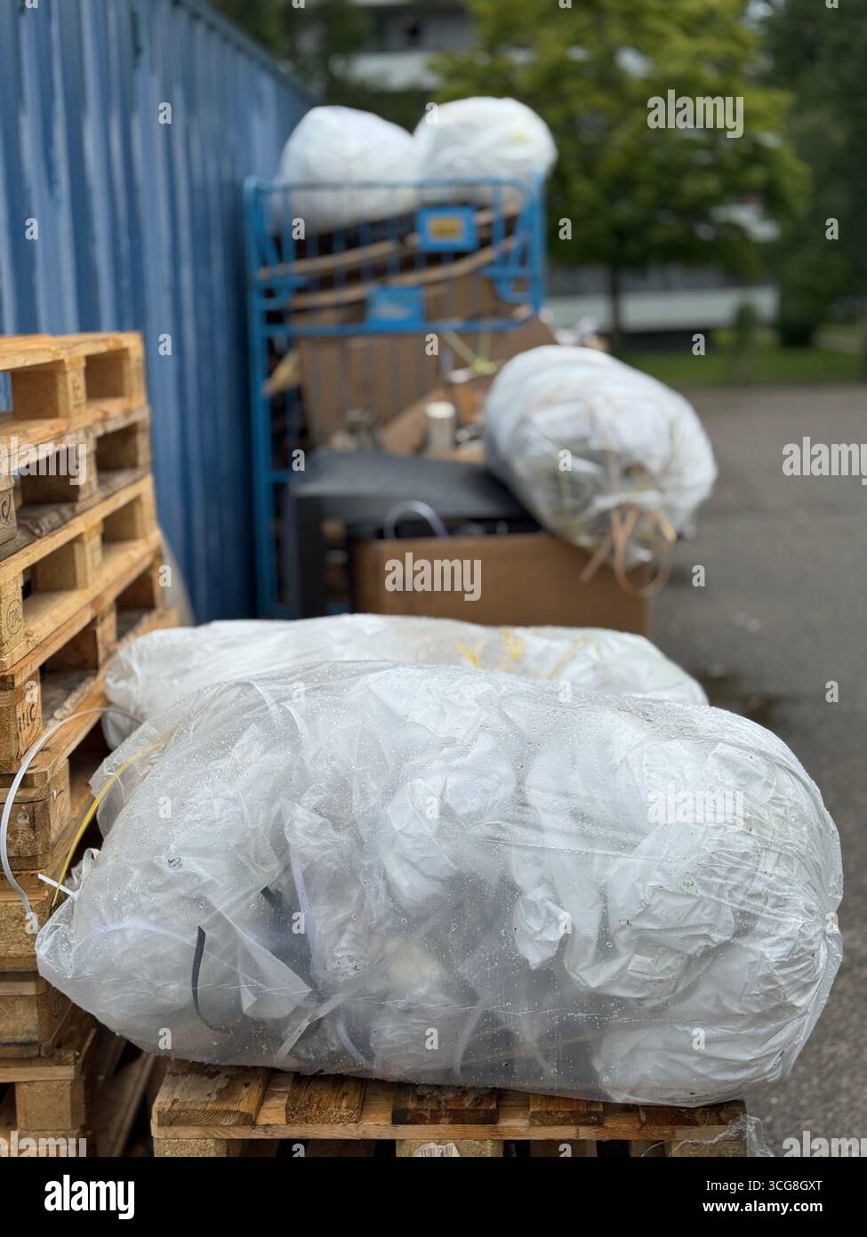 Sacchetti di gestione dei rifiuti in un ambiente urbano incentrato su pratiche efficienti e sostenibili Foto Stock