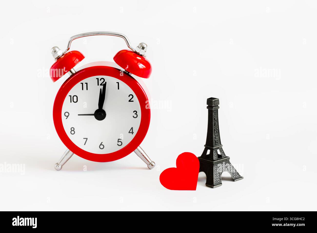 Viaggio romantico a Parigi. Luna di miele, è ora di innamorarsi. Invito a un viaggio romantico, una nota d'amore. Torre Eiffel con sveglia rossa Foto Stock